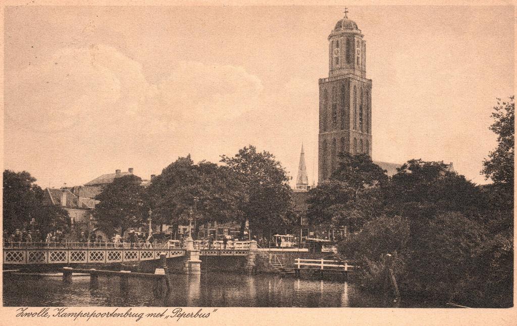 Zwolle, Kamperpoortenbrug met Peperbus (1935) 131441, Ophalen of Verzenden, 1920 tot 1940, Gelopen, Overijssel