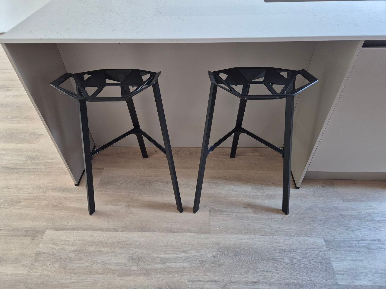Magis Stool One Barkruk Zwart Design, Huis en Inrichting, Ophalen, Met voetsteun, 60 tot 90 cm, Zo goed als nieuw