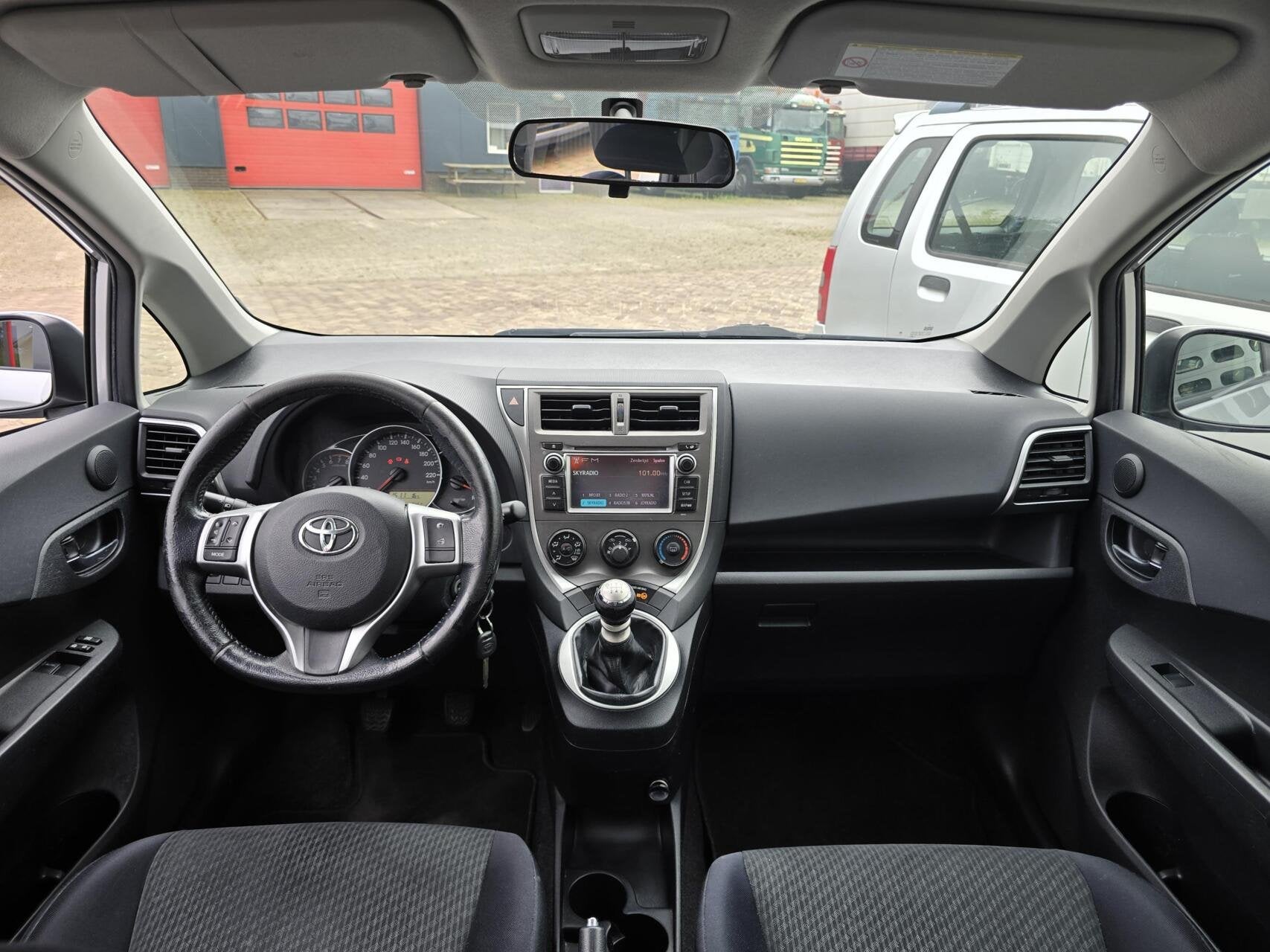 Toyota Verso-S 1.3 VVT-i Aspiration Trekhaak/Camera/Navi/LMV, Auto's, Voorwielaandrijving, Euro 5, Stof, Gebruikt
