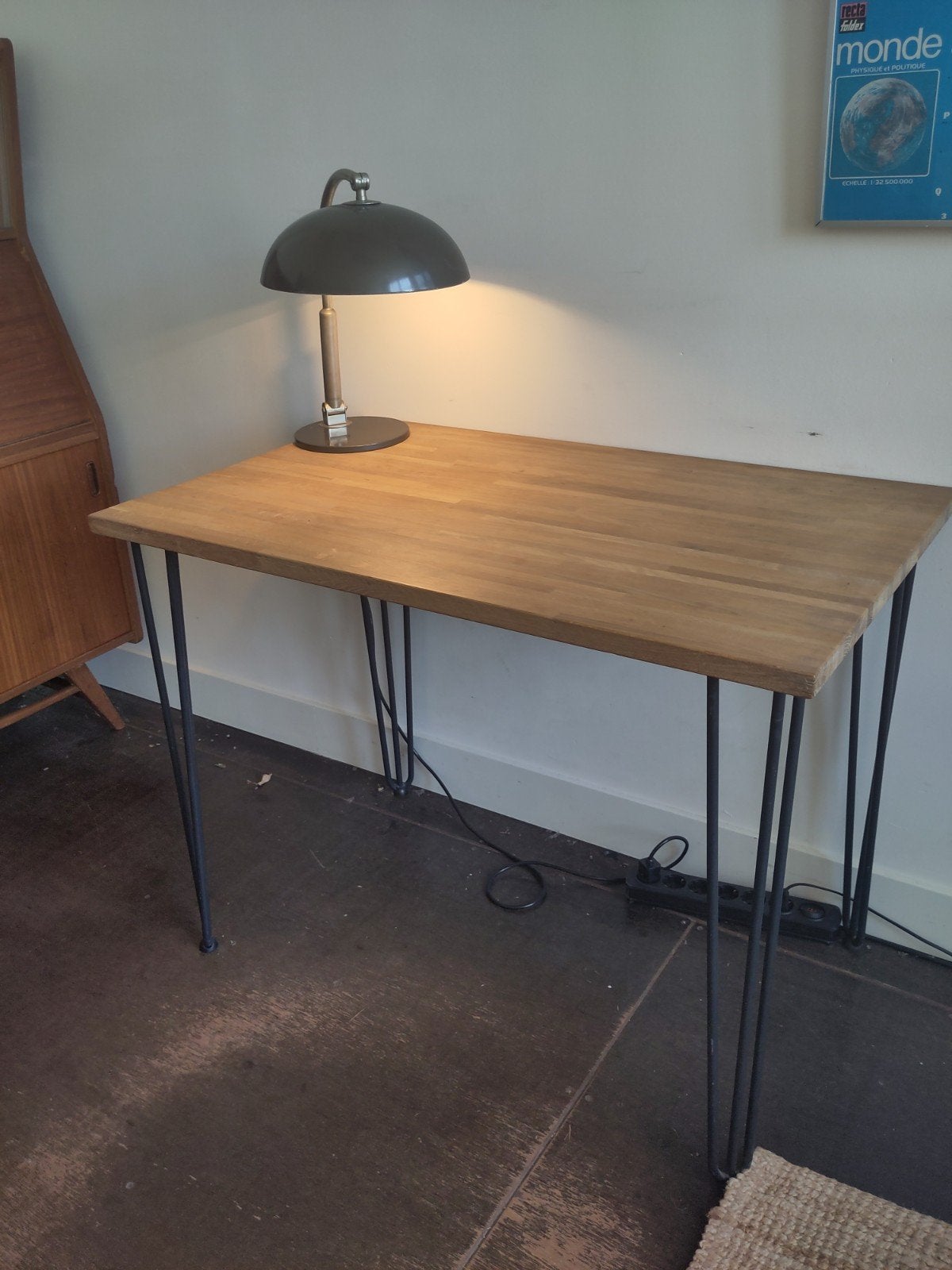 Klein bureau met massief eiken blad en metalen poten, Huis en Inrichting, Bureaus, Ophalen, Zo goed als nieuw, Hout