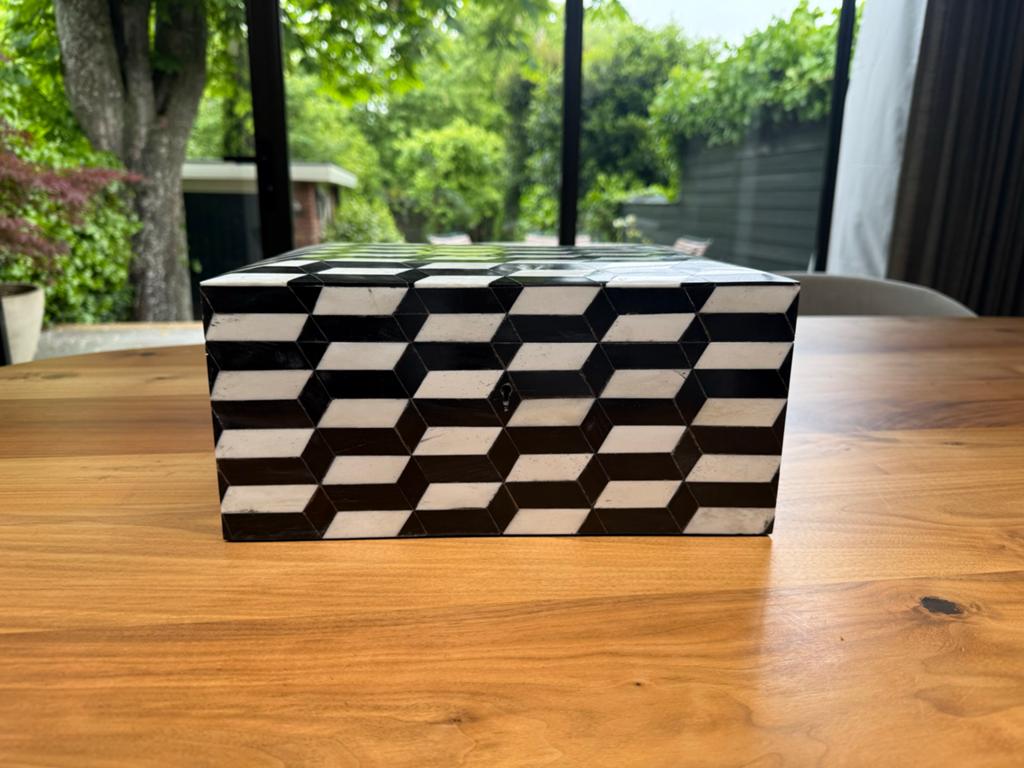 Decoratieve doos met bone inlay patroon, Huis en Inrichting, Woonaccessoires | Kisten, Ophalen of Verzenden, Zo goed als nieuw