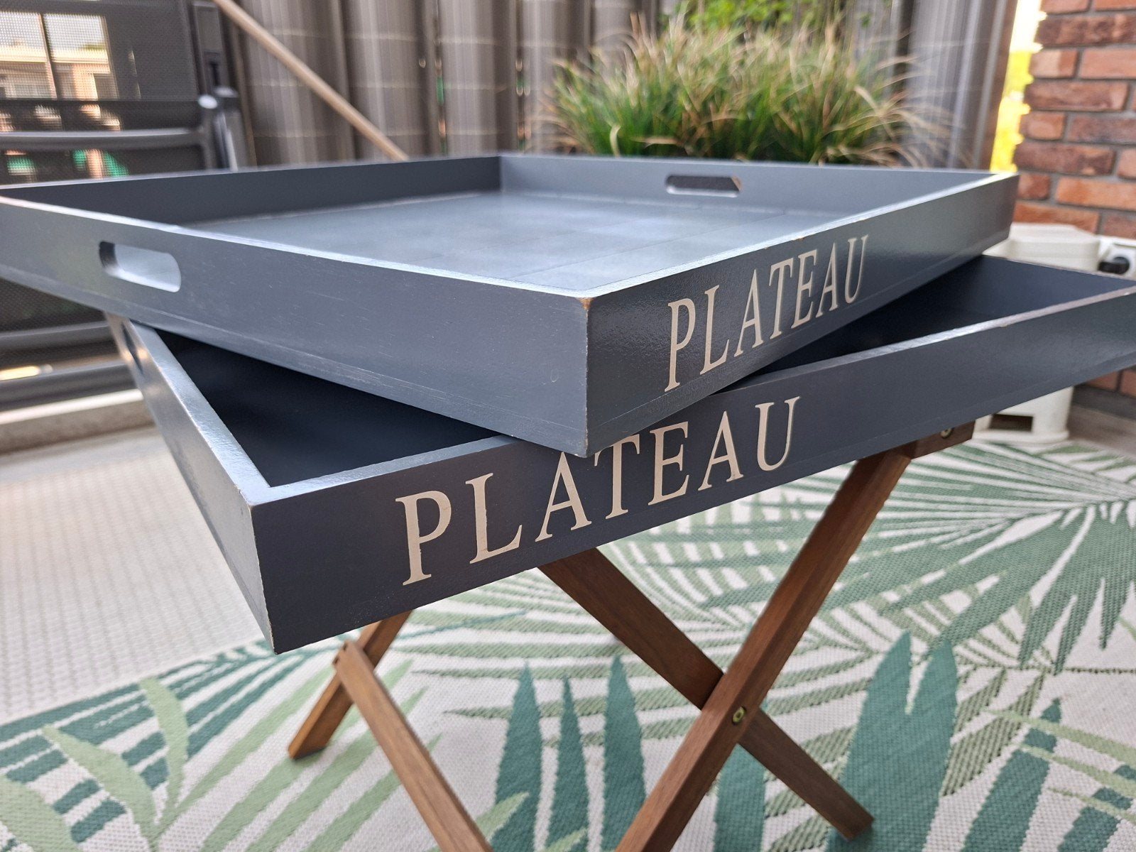 2x Dienblad grijs 60x60 cm met 'PLATEAU' opdruk, Huis en Inrichting, Woonaccessoires | Dienbladen, Ophalen, Gebruikt, Dienblad