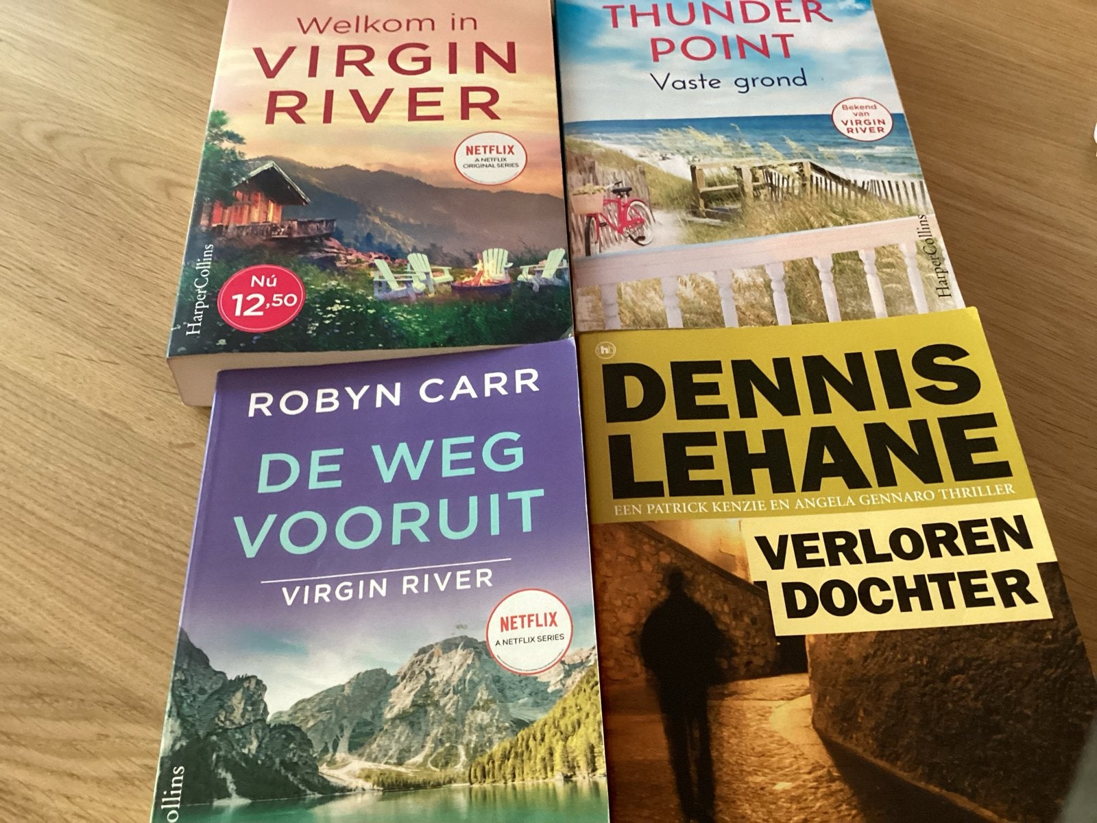 4 boeken: 3x Robyn Carr (Virgin River) + 1x Dennis Lehane, Ophalen of Verzenden, Gelezen