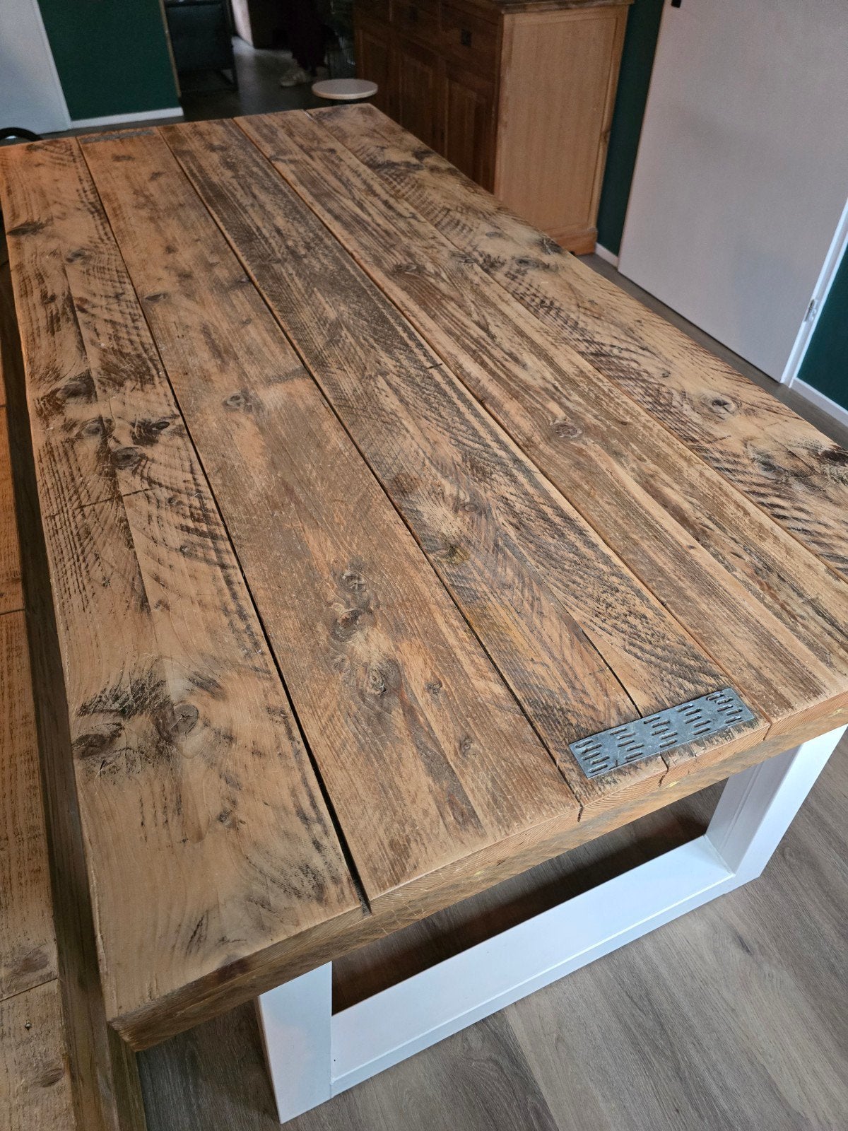 Robuuste eettafel van massief hout met metalen onderstel, Huis en Inrichting, Tafels | Eettafels, Gebruikt, Industrieel, Landelijk
