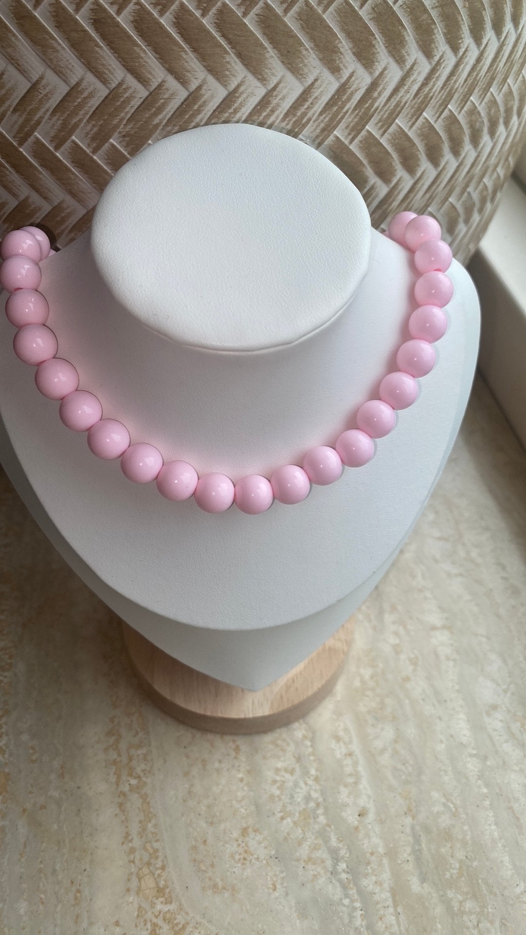 Zelfgemaakte licht roze kralenketting met gouden sluiting, Ophalen of Verzenden, Nieuw, Roze, Overige materialen