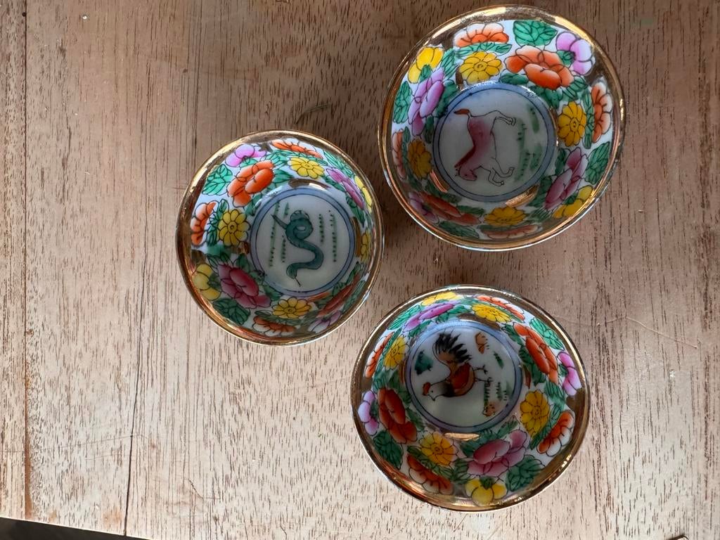 Set van 3 Chinese theekopjes met bloemen en dieren, Antiek en Kunst, Ophalen of Verzenden
