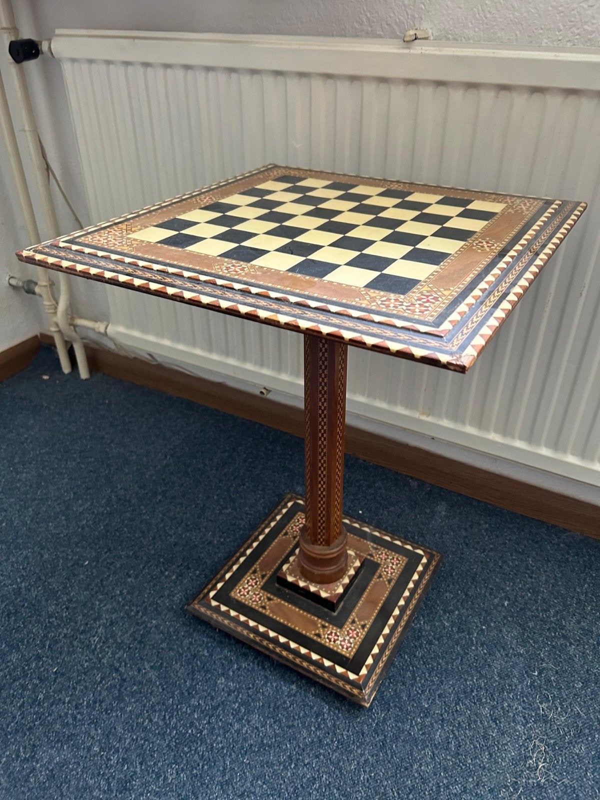Prachtige handgemaakte schaaktafel met ingelegd hout, Hobby en Vrije tijd, Een of twee spelers, Ophalen, Zo goed als nieuw