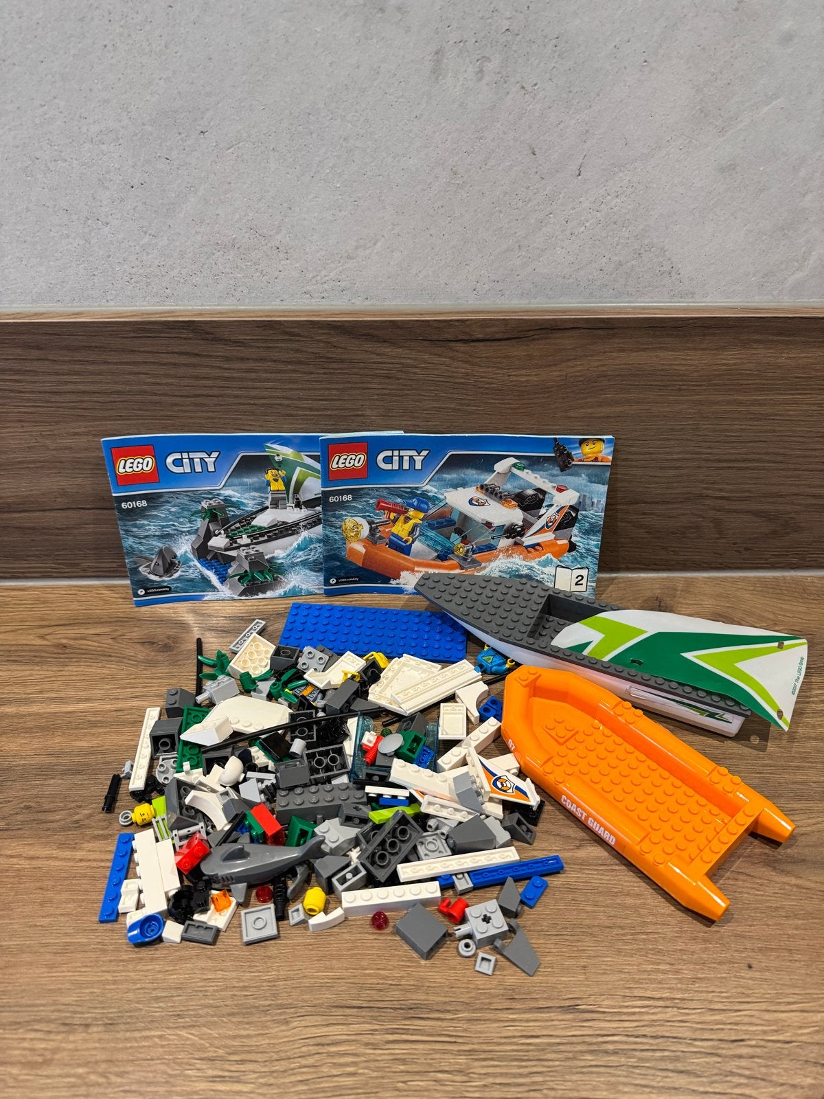LEGO City 60168 Reddingsboot en Kustwacht, complete set