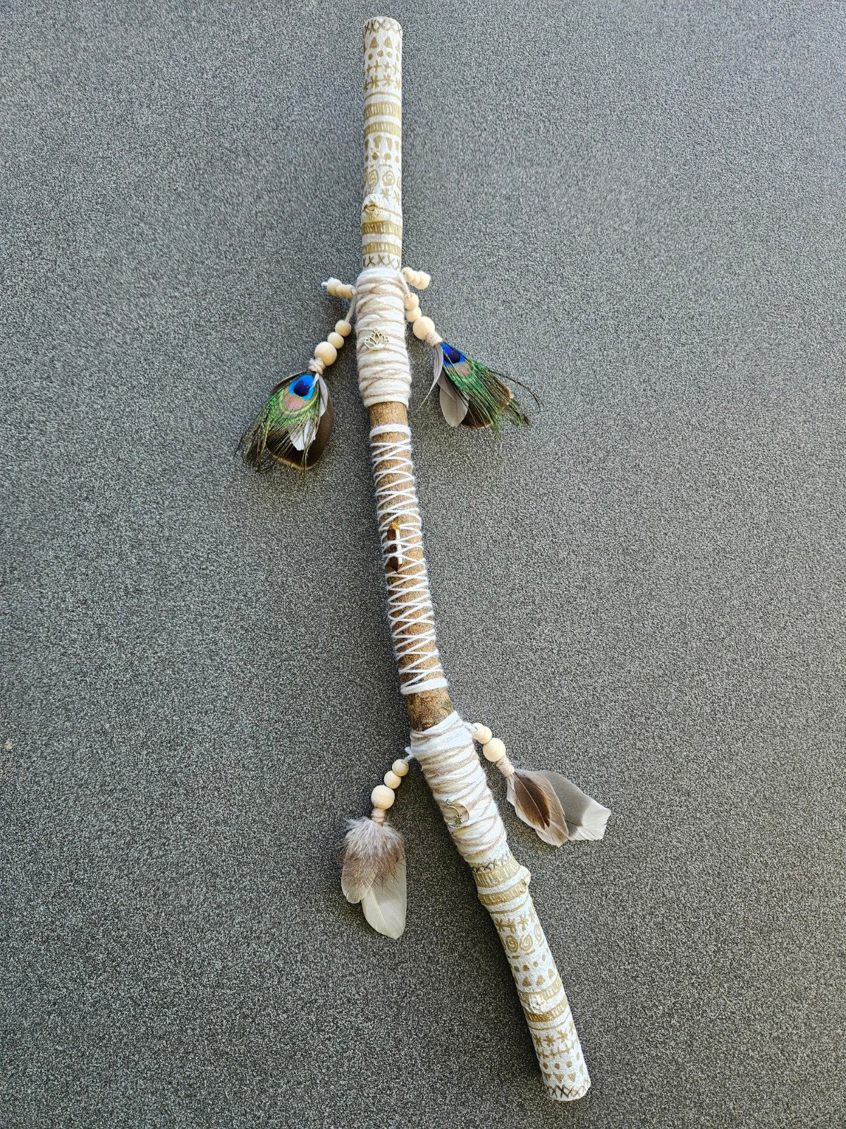 talking stick wit tijgeroog Smudge praatstok pauwenveren, Ophalen of Verzenden
