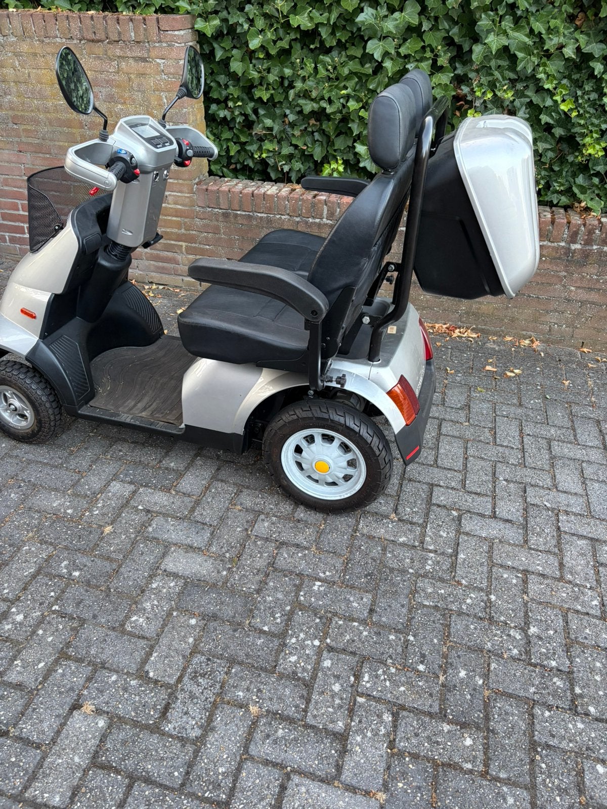 Twee zitter scoot mobiel in nieuwstaat, Ophalen, Zo goed als nieuw, 46 km of meer, 16 km/u of meer