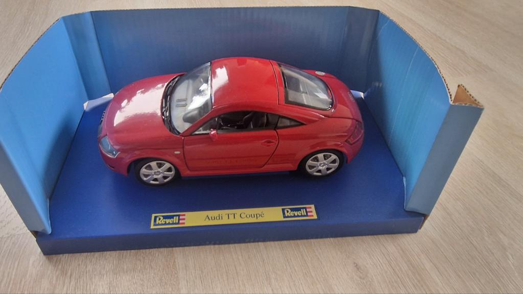 Revell Audi TT Coupé Rood 1:18 Modelauto, Ophalen of Verzenden, Zo goed als nieuw, Auto, Revell