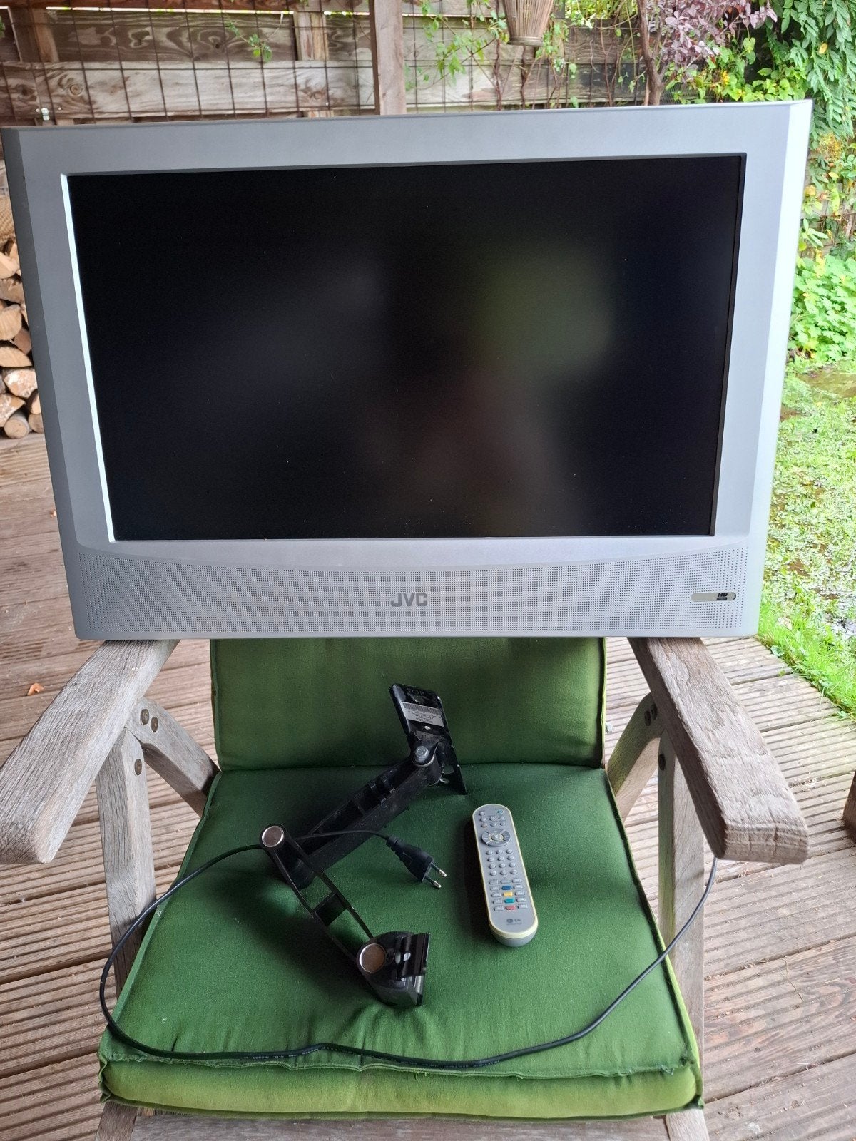 JVC LCD TV met afstandsbediening en muurbeugel