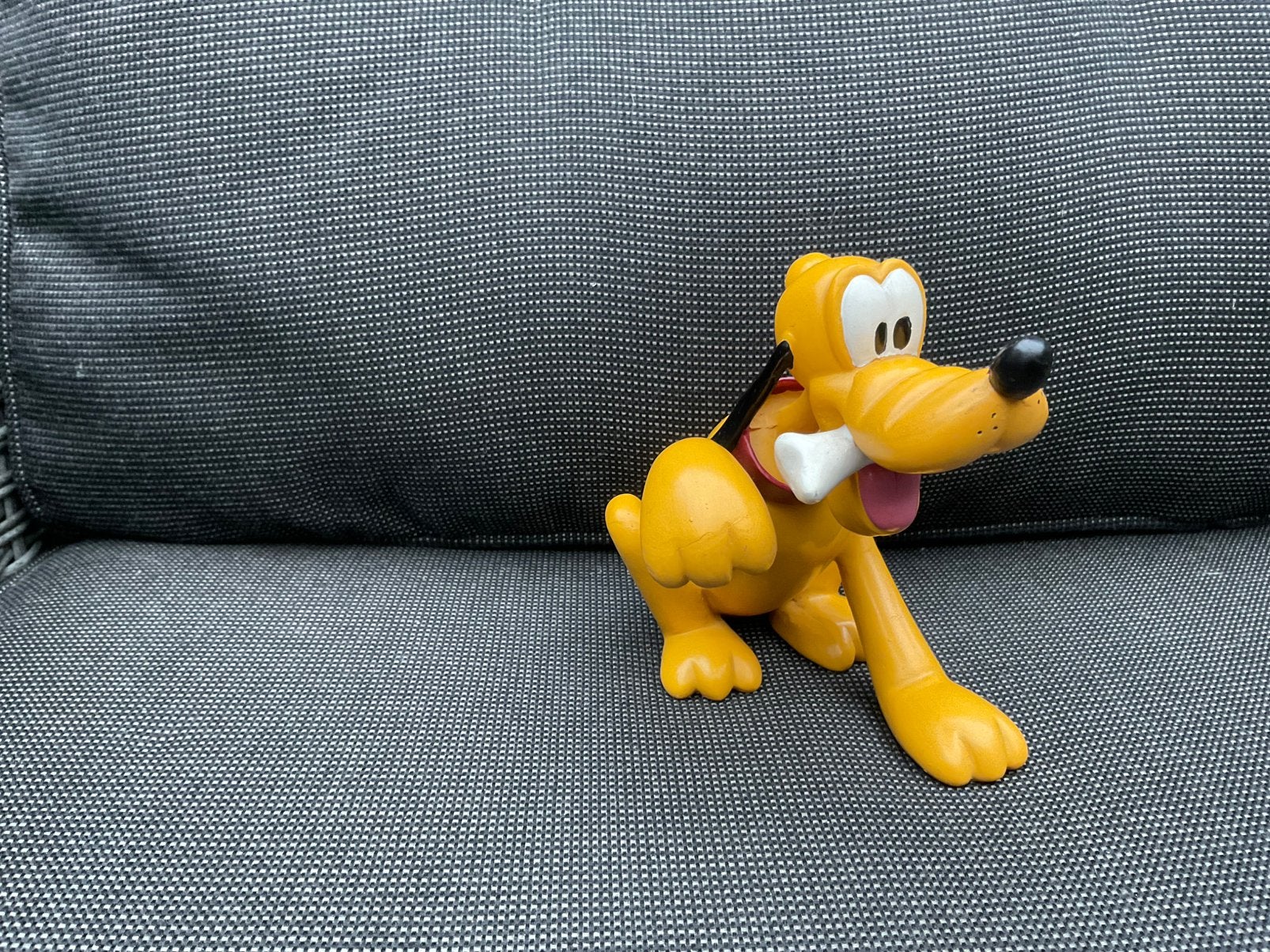 Demons en Merveilles Disney Pluto met botje beeld, Verzamelen, Disney, Ophalen, Goofy of Pluto, Beeldje of Figuurtje