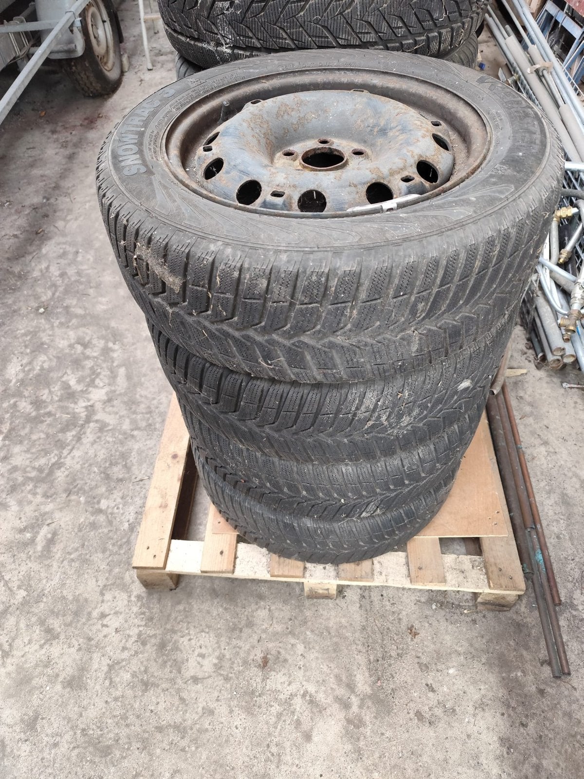 Set Vredestein Winterbanden op Stalen Velg – 185/60 R15, Ophalen, Gebruikt