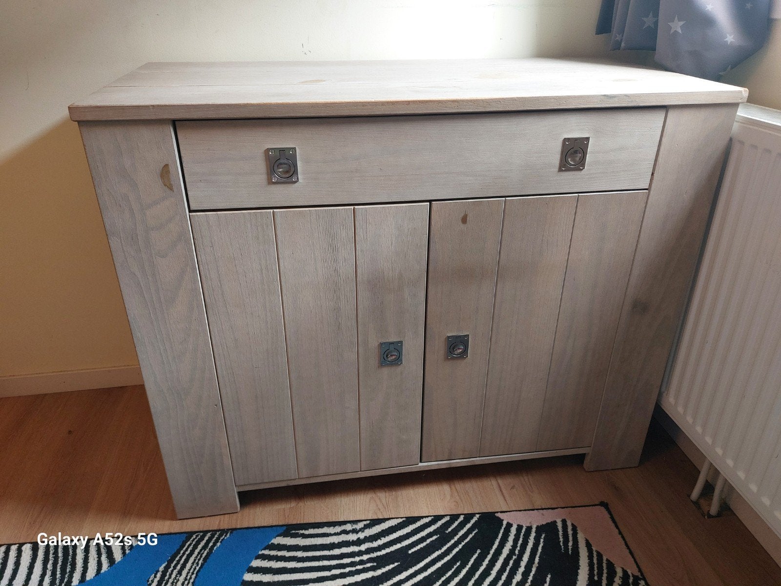 Stevige houten ledikant en commode, Ophalen, Gebruikt, Lattenbodem, Minder dan 140 cm