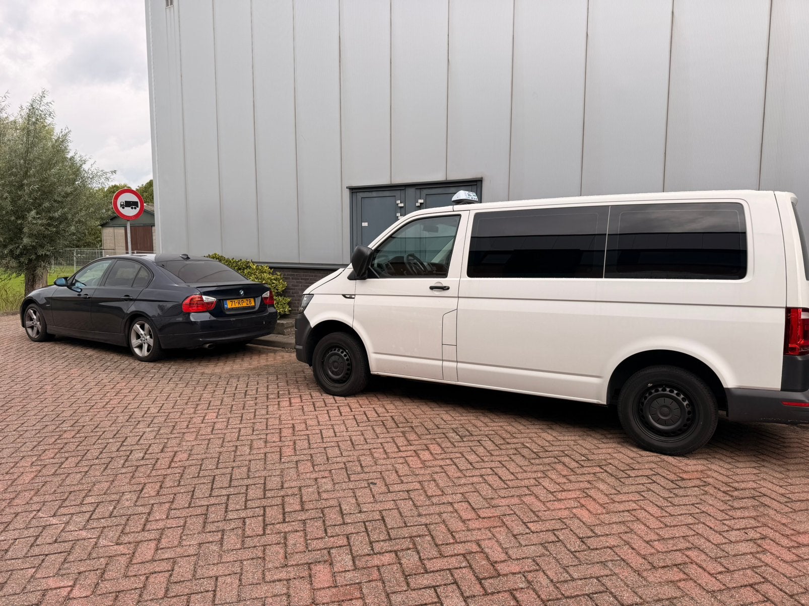 Volkswagen Transporter 2017 / BMW 320i 2006 EXPORT, Auto's, Voorwielaandrijving, Euro 6, Wit, Origineel Nederlands