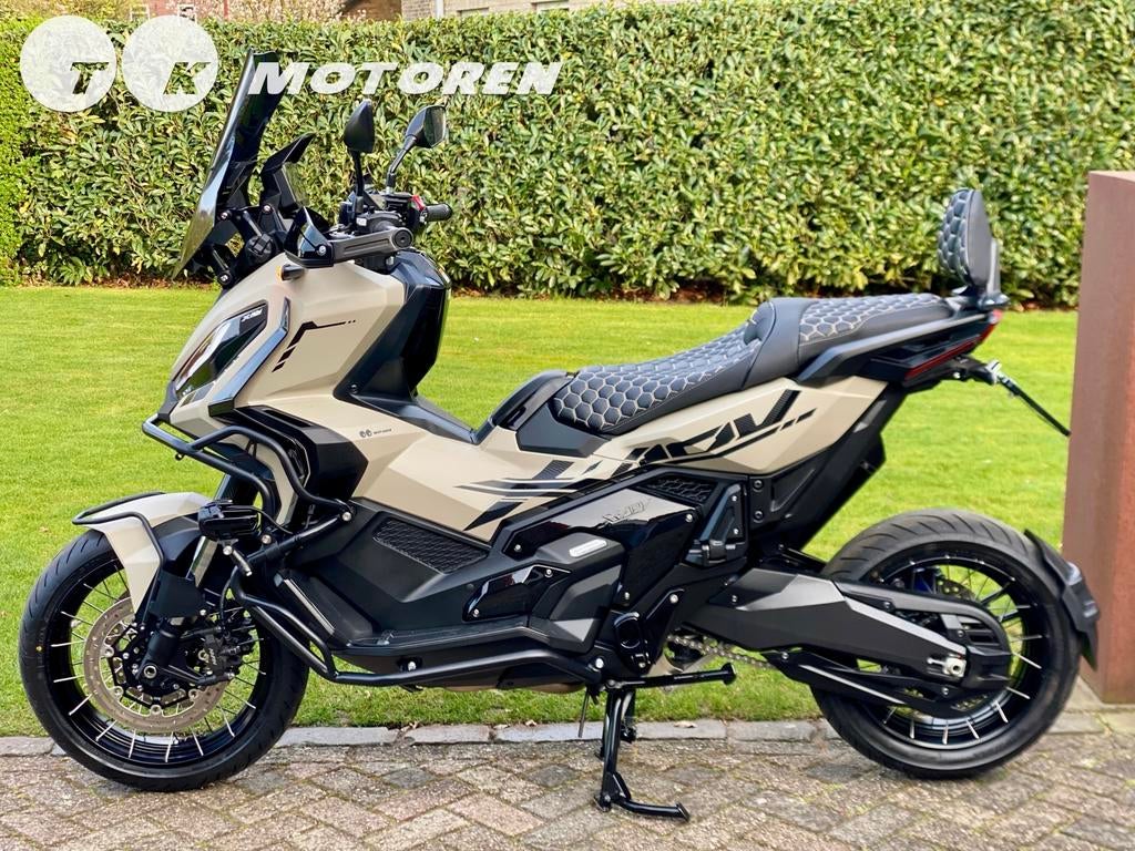 ⭐️ UNIEKE CUSTOM Honda XADV 750 2024 MAT DESERT SAND SPECIAL, Motoren, Motoren | Honda, 750 cc, Nieuw, Motorrijbewijs A, Bedrijf