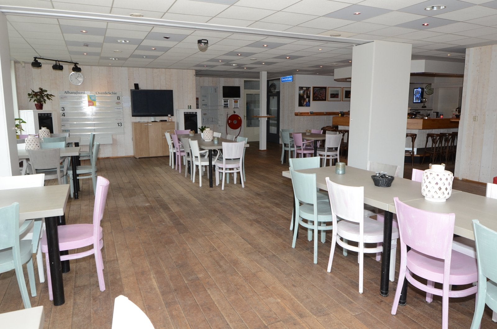 32 stoelen retro style MOETEN WEG, Zakelijke goederen, Horeca | Meubilair en Inrichting, Ophalen, Meubilair