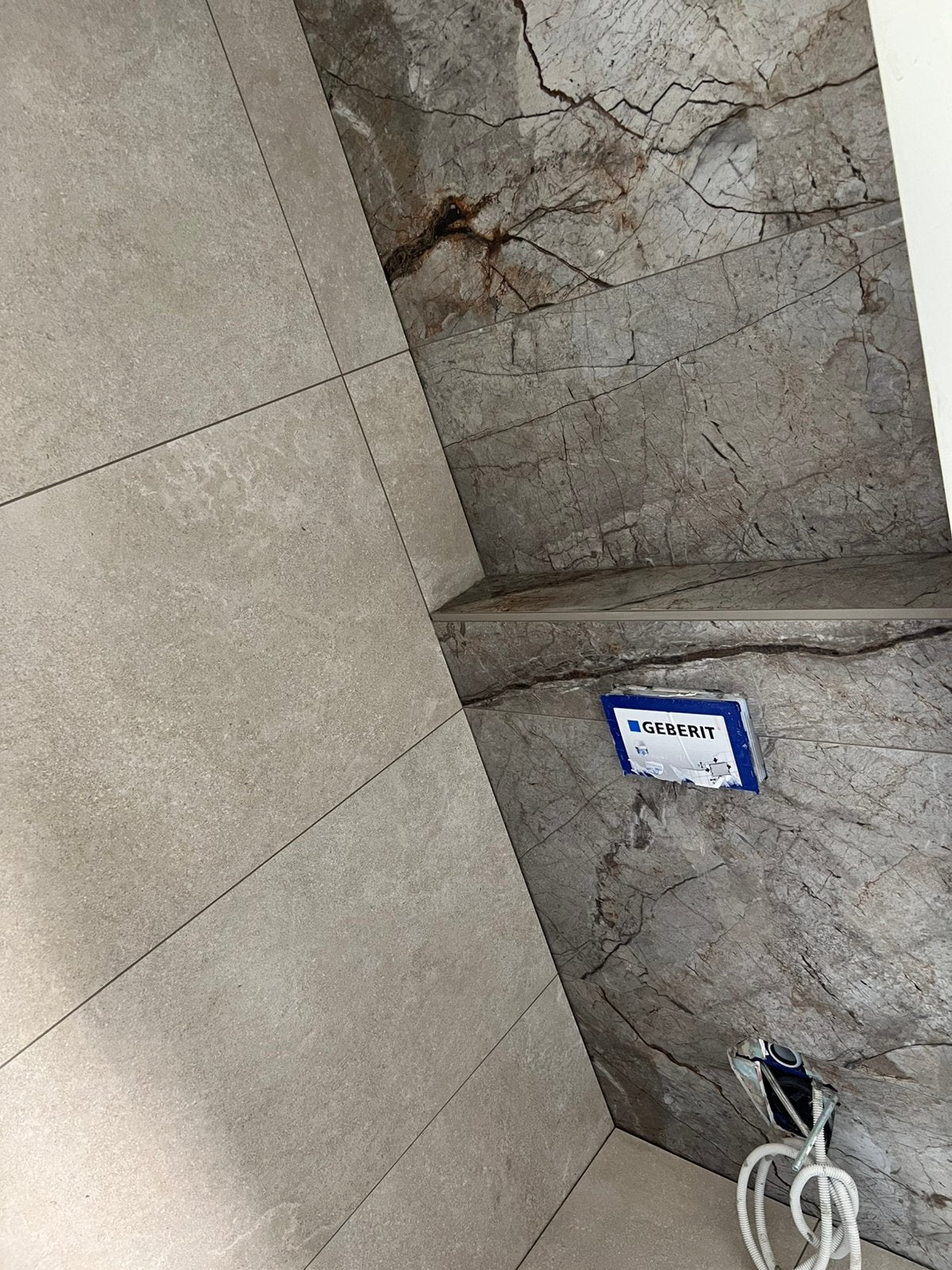 Tegelzetter toilet betegeld >375€ + lijm ook visgraat, Doe-het-zelf en Verbouw, Ophalen of Verzenden, Zo goed als nieuw