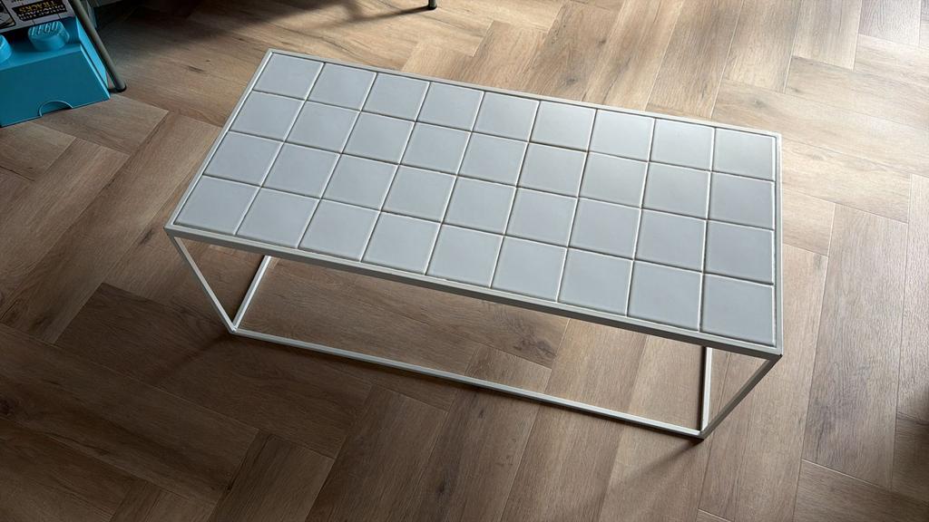 Metalen salontafel met witte tegeltjes, Ophalen, Gebruikt, 50 tot 100 cm, Metaal