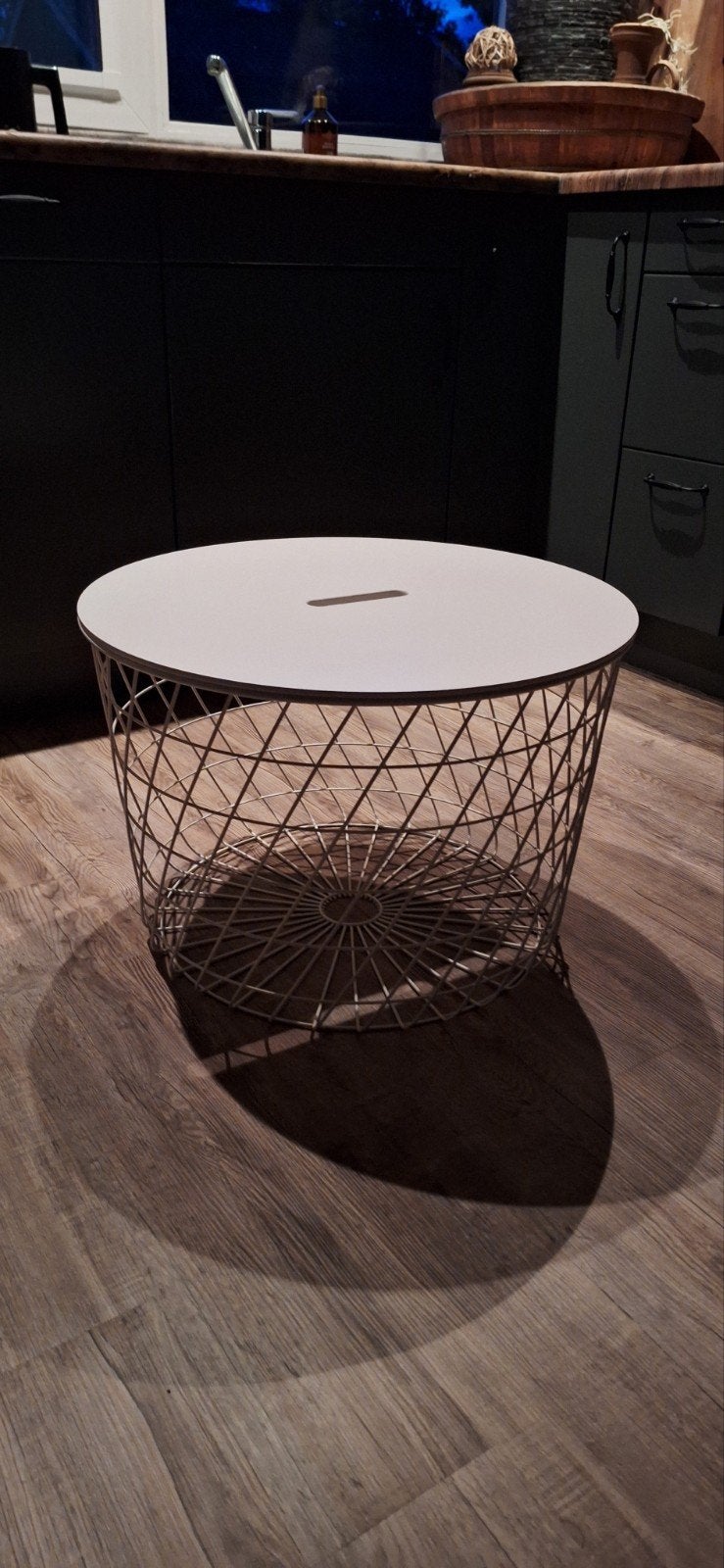 Ronde bijzettafel met opbergruimte, Huis en Inrichting, Ophalen, Minder dan 45 cm, Gebruikt, Modern, Industrieel