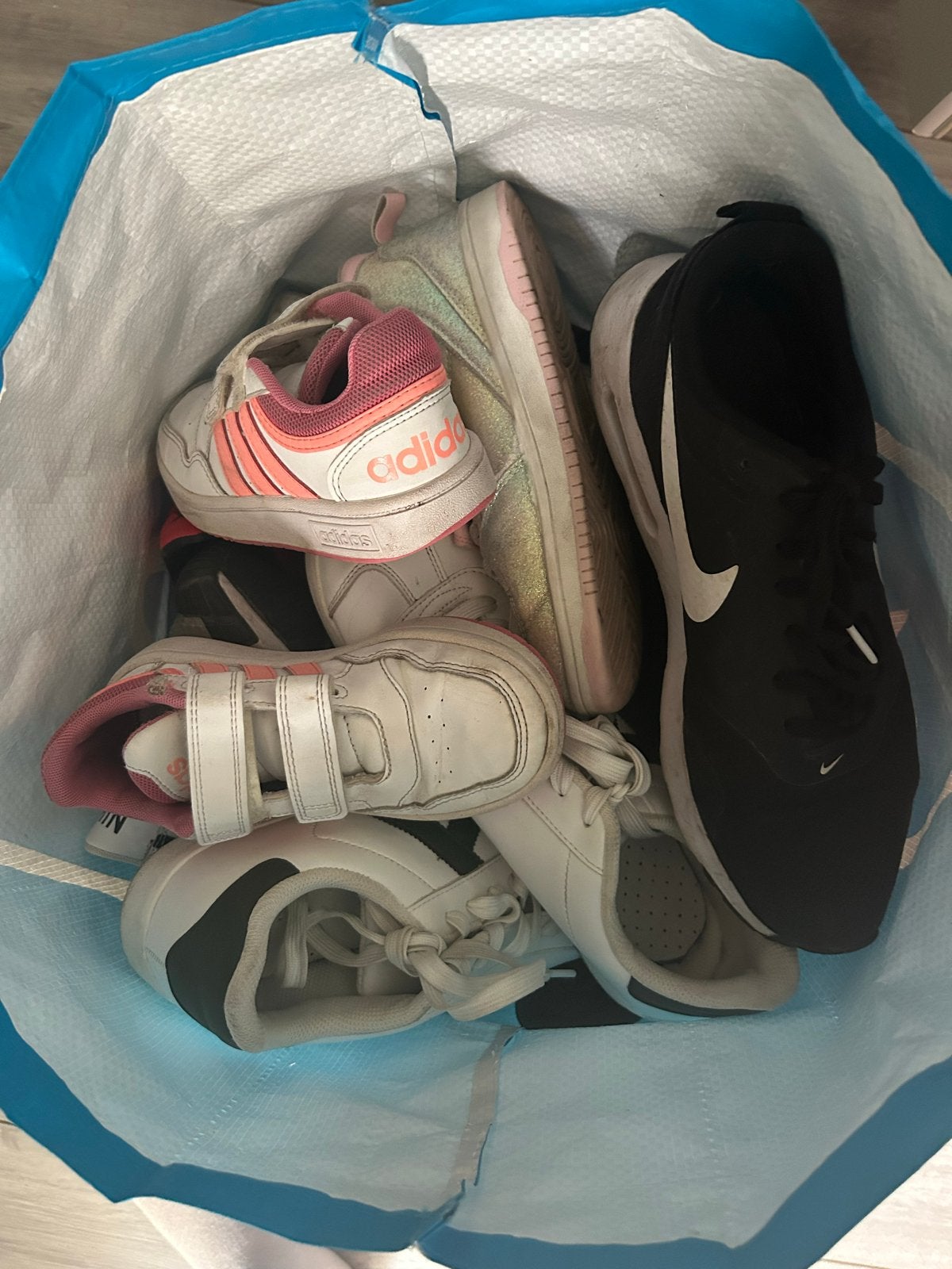 Zak met diverse kinder- en volwassen schoenen, Ophalen, Gedragen, Sneakers of Gympen