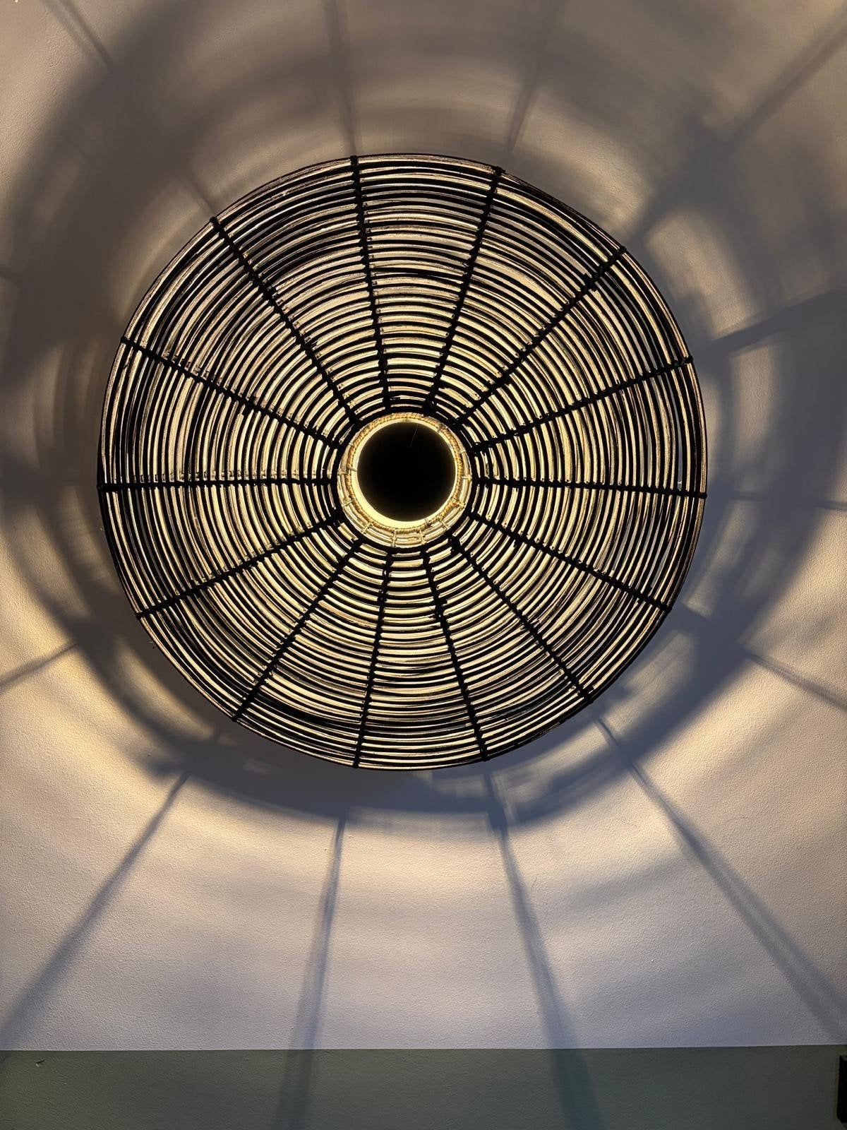 Wandlamp zwart rotan inclusief bol, Huis en Inrichting, Lampen | Wandlampen, Ophalen, Zo goed als nieuw