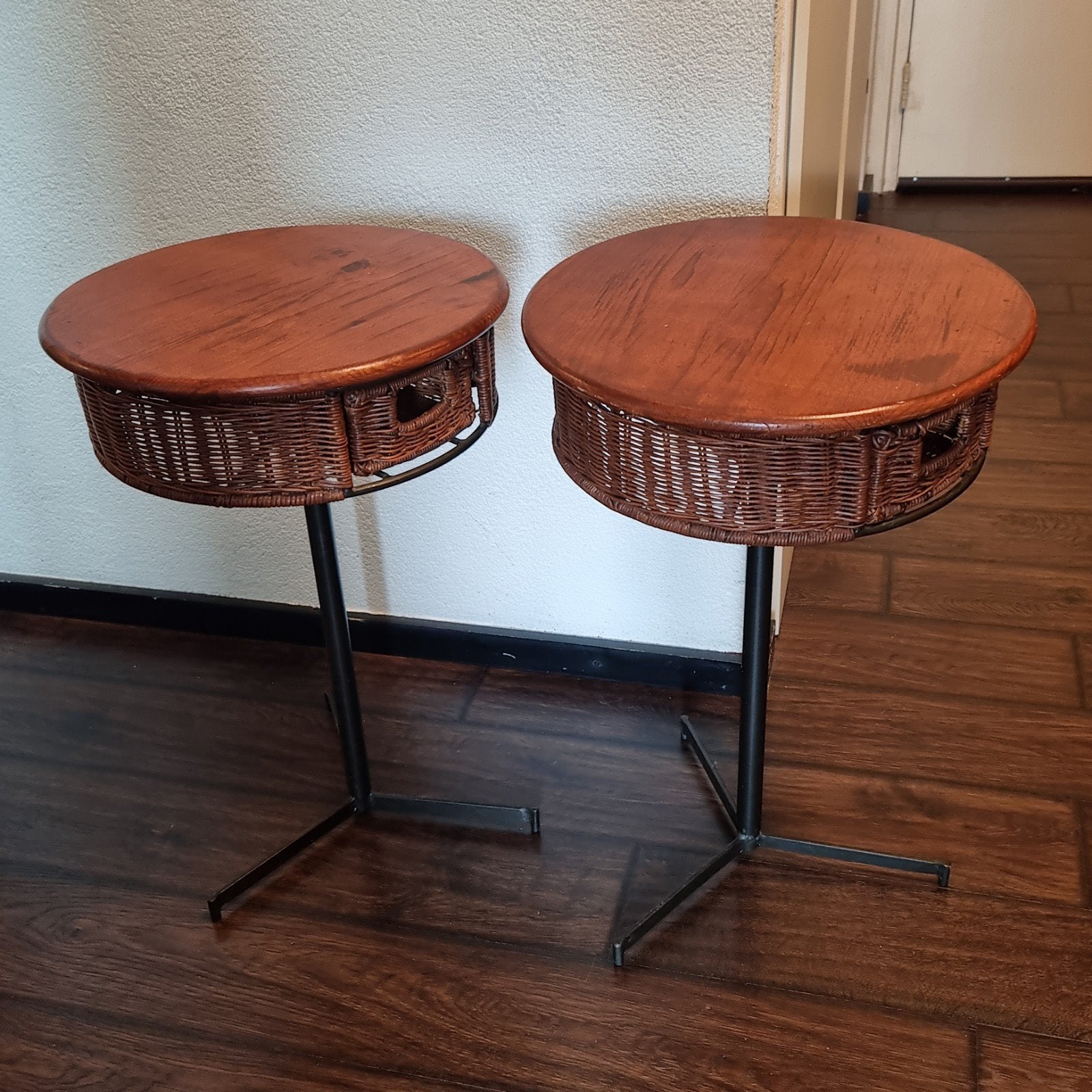 Set van 2 vintage bijzettafels met rieten mand, Minder dan 55 cm, Gebruikt, Rond, 60 cm of meer