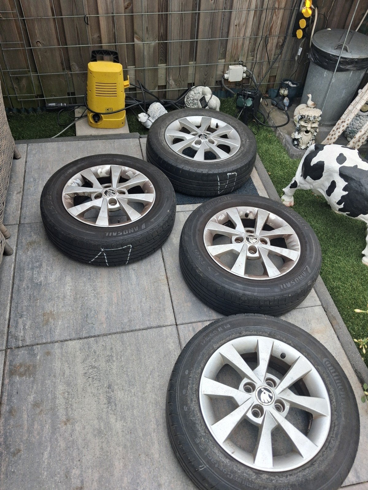 Complete set 14 inch velgen met banden Skoda Citigo VW Up, Ophalen