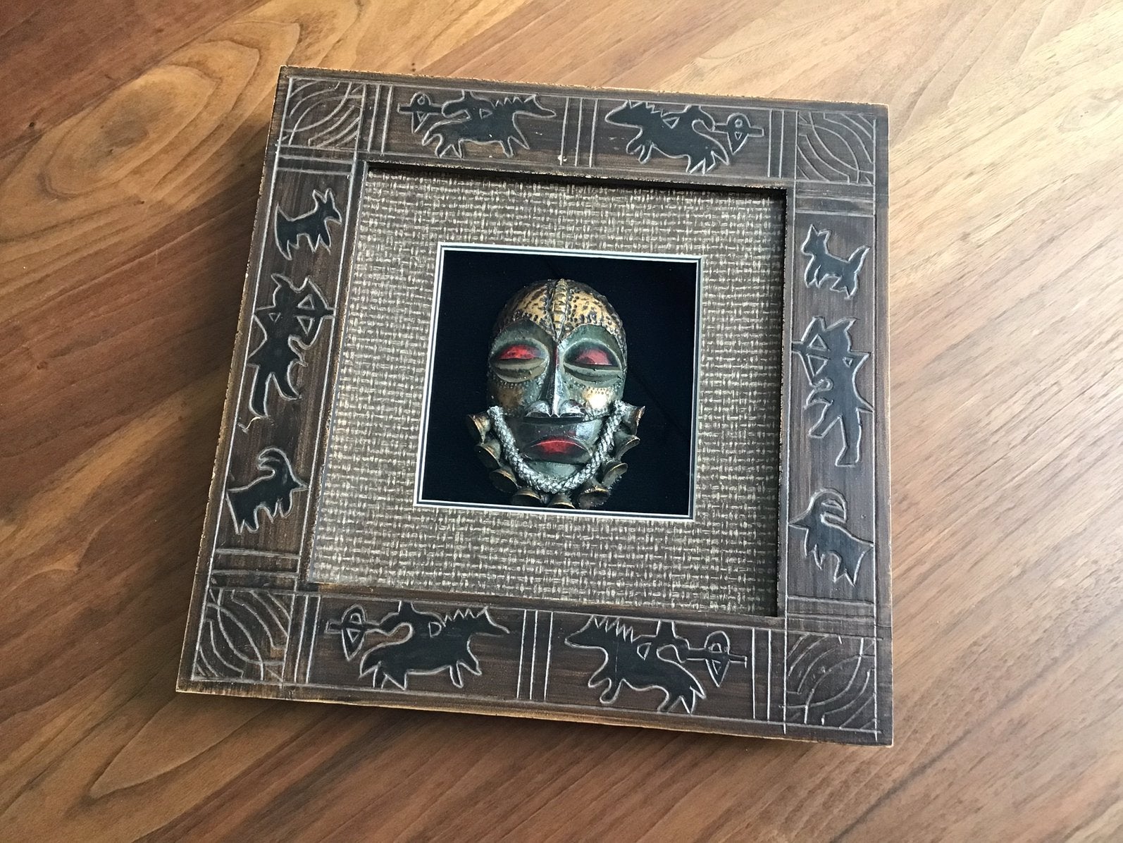 AFRICAN “SHADOW BOX” PORTRAYING A SINGING MASK, 3D BOX., Ophalen of Verzenden, Zo goed als nieuw, Minder dan 50 cm, Schilderij