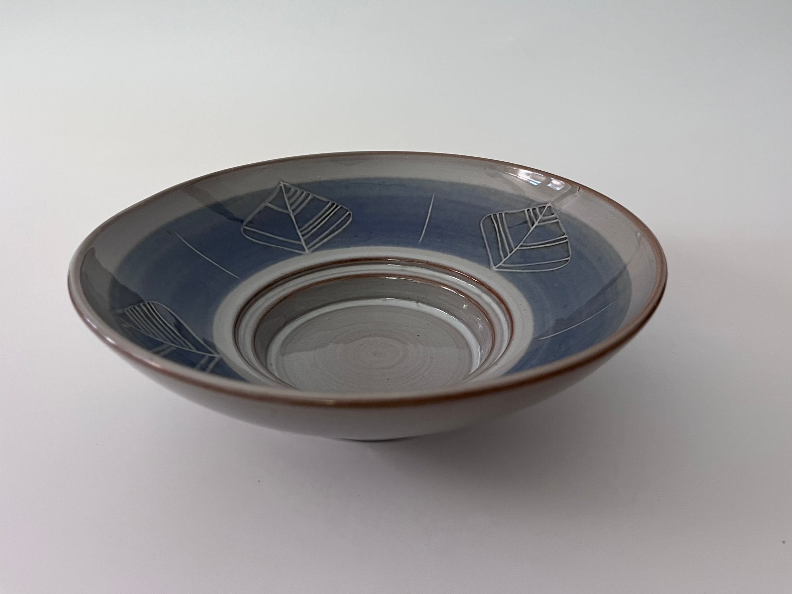 Vintage Ambacht Volendam diep bord, sgraffito bladeren, Antiek en Kunst, Ophalen of Verzenden
