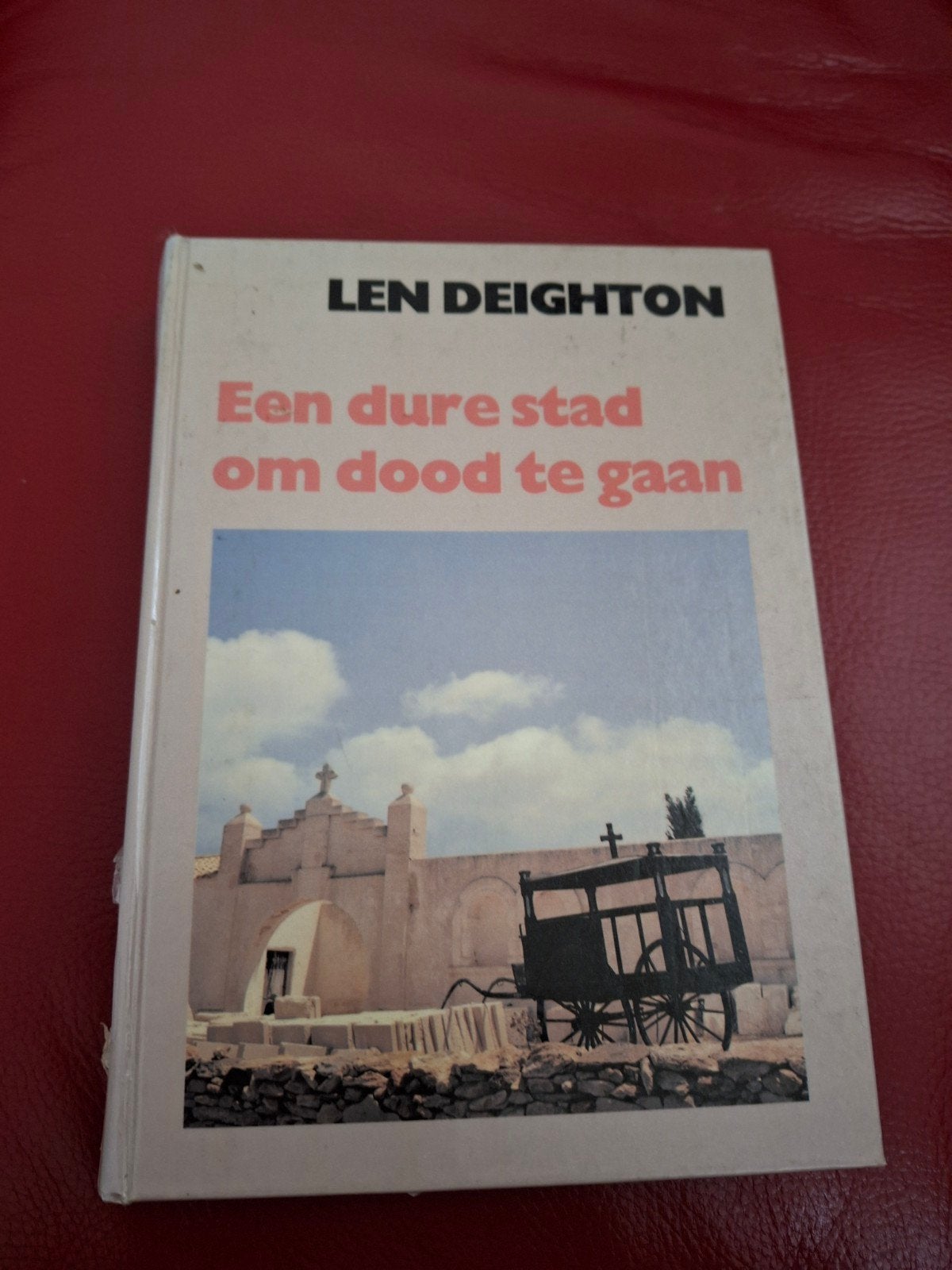 Len Deighton - Een dure stad om dood te gaan (Grote Letter), Ophalen of Verzenden, Gelezen, Len Deighton