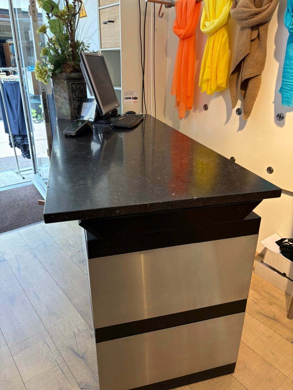 Moderne toonbank met Belgisch hardsteen blad, Ophalen