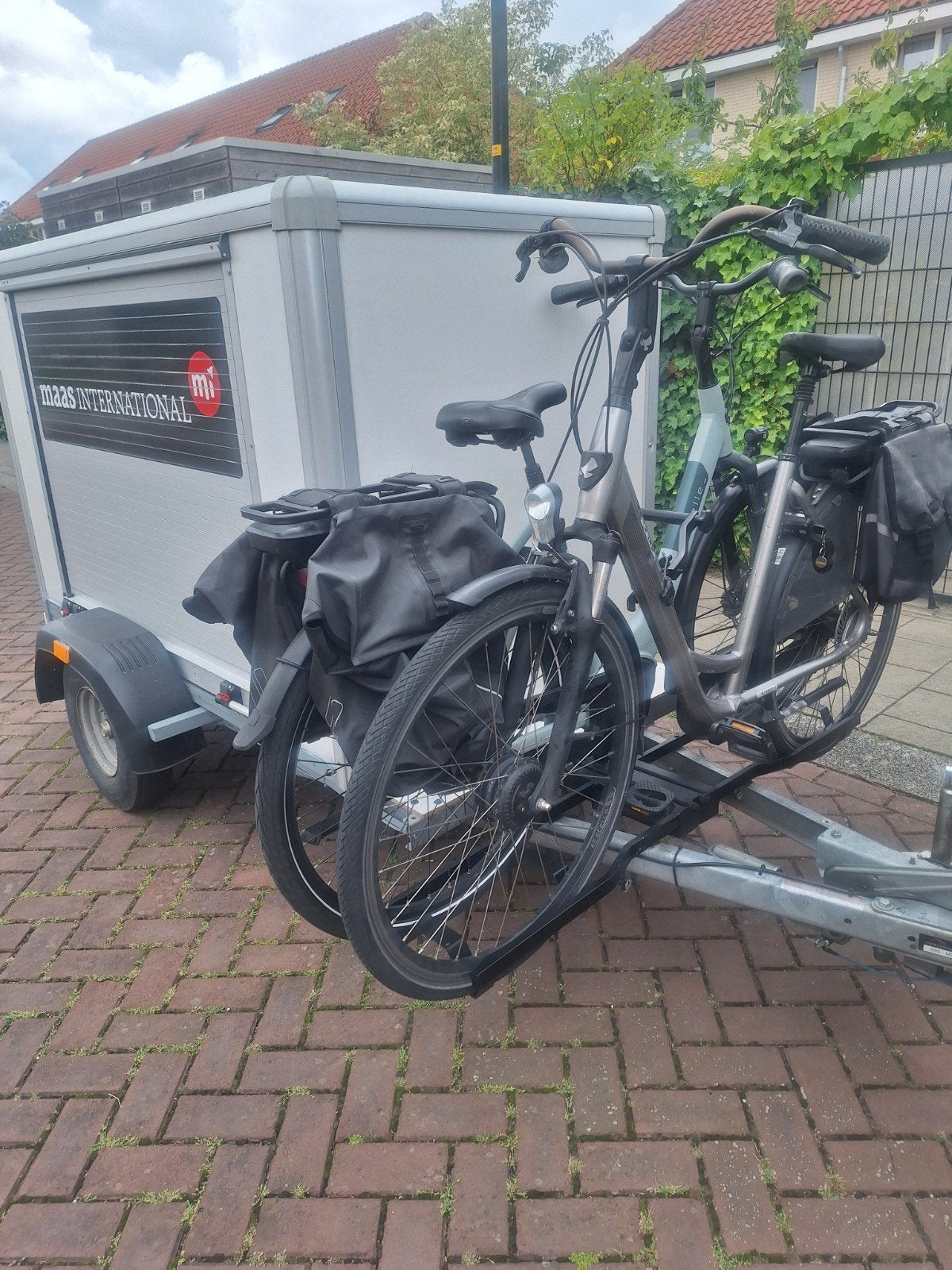 Gesloten Aanhanger 750 kg met fietsendrager kampeermiddel, Auto diversen, Ophalen, Zo goed als nieuw