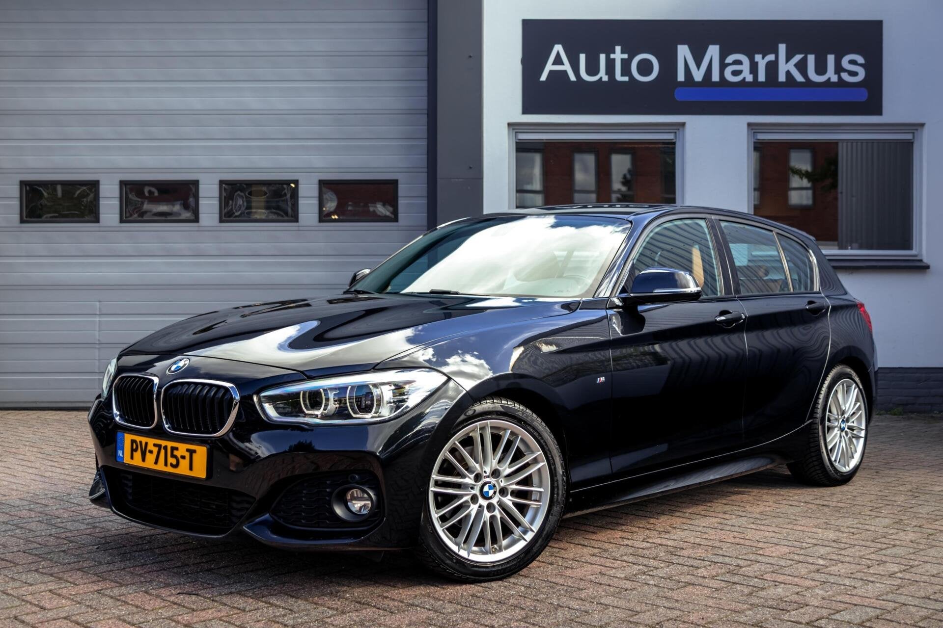 BMW 1-serie 118i M-Sport AUT|Shadowline|LED|Leder|Stoelverwa, Auto's, Zwart, Bedrijf, 650 kg, 3 cilinders