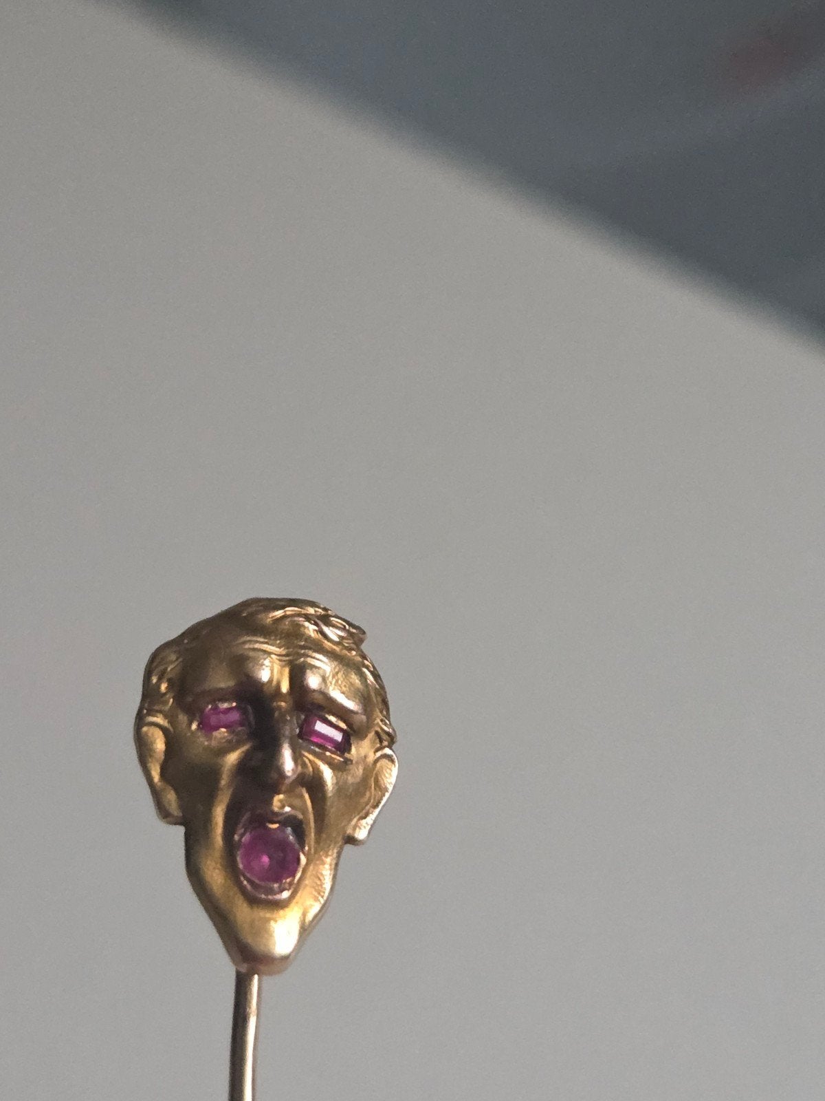 Gouden speld 'de schreeuw'., Antiek en Kunst, Verzenden, Goud