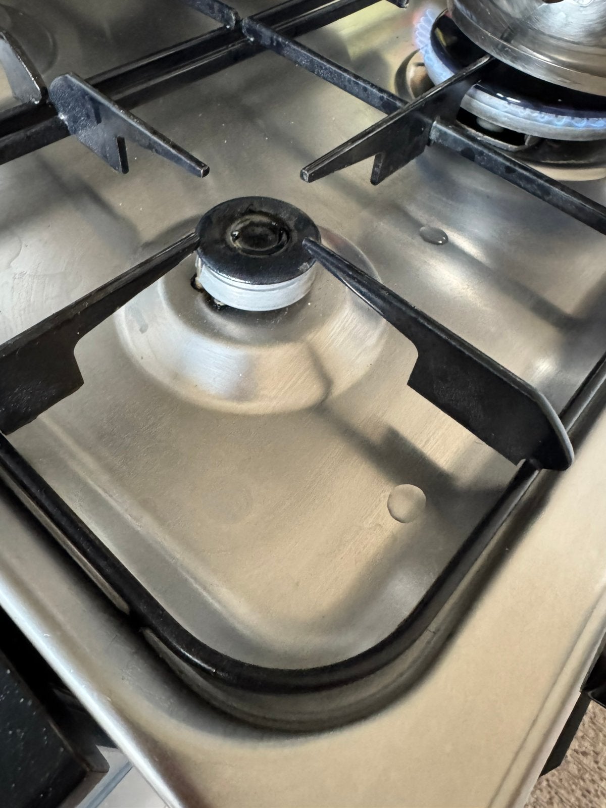 Fornuis 4 pits met oven indesit, Ophalen, Gebruikt, 4 kookzones, 85 tot 90 cm