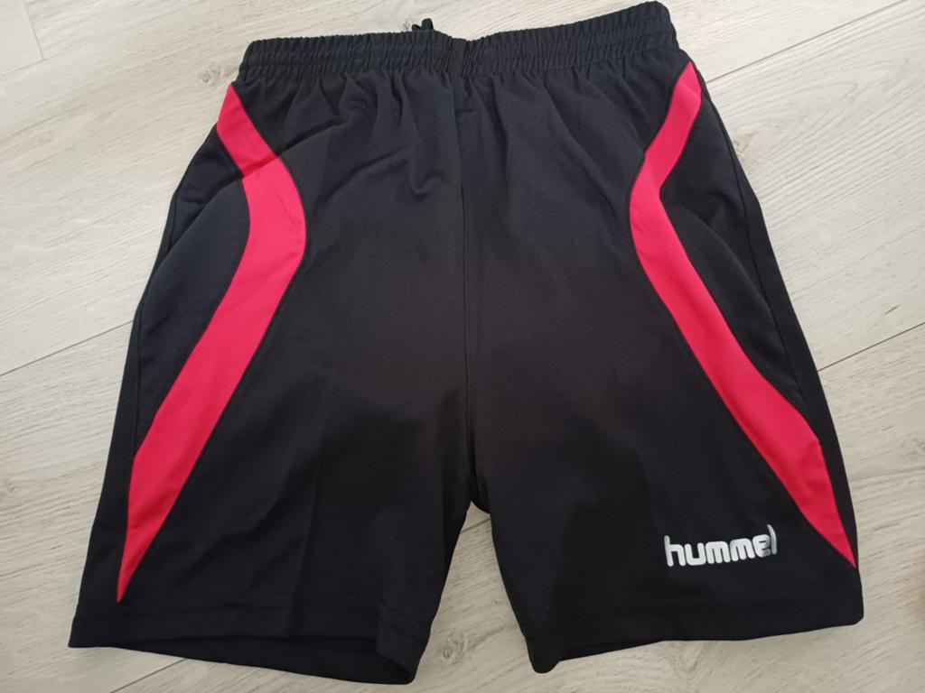 Hummel Manchester Short Zwart/Rood - Maat 140, Kinderen en Baby's, Kinderkleding | Maat 140, Ophalen of Verzenden, Nieuw