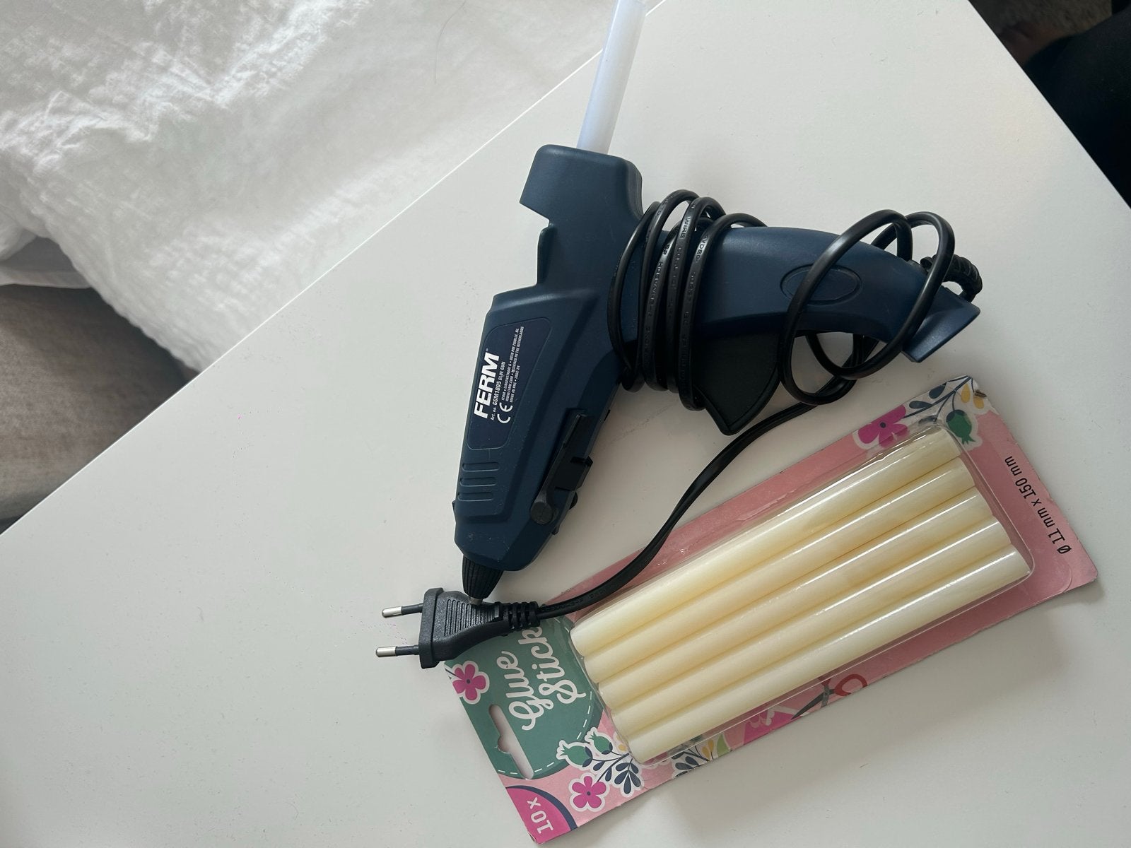 FERM Lijmpistool met lijmsticks - Zo goed als nieuw, Overige thema's, Gereedschap of Toebehoren, Ophalen of Verzenden, Zo goed als nieuw