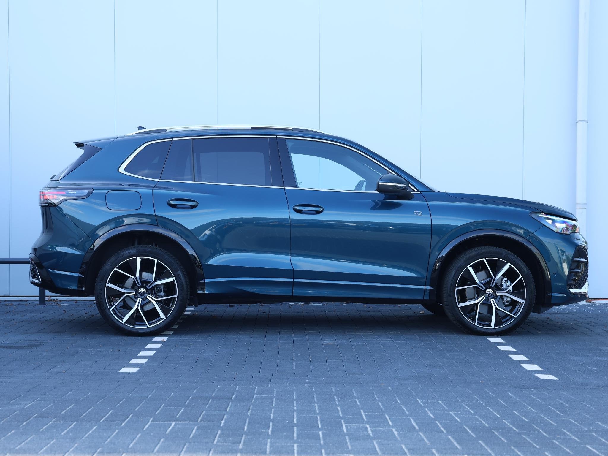 Volkswagen Tiguan 1.5 eHybrid R-Line Edition 204PK DSG | Led, Auto's, Bedrijf, SUV of Terreinwagen, Tiguan, Te koop