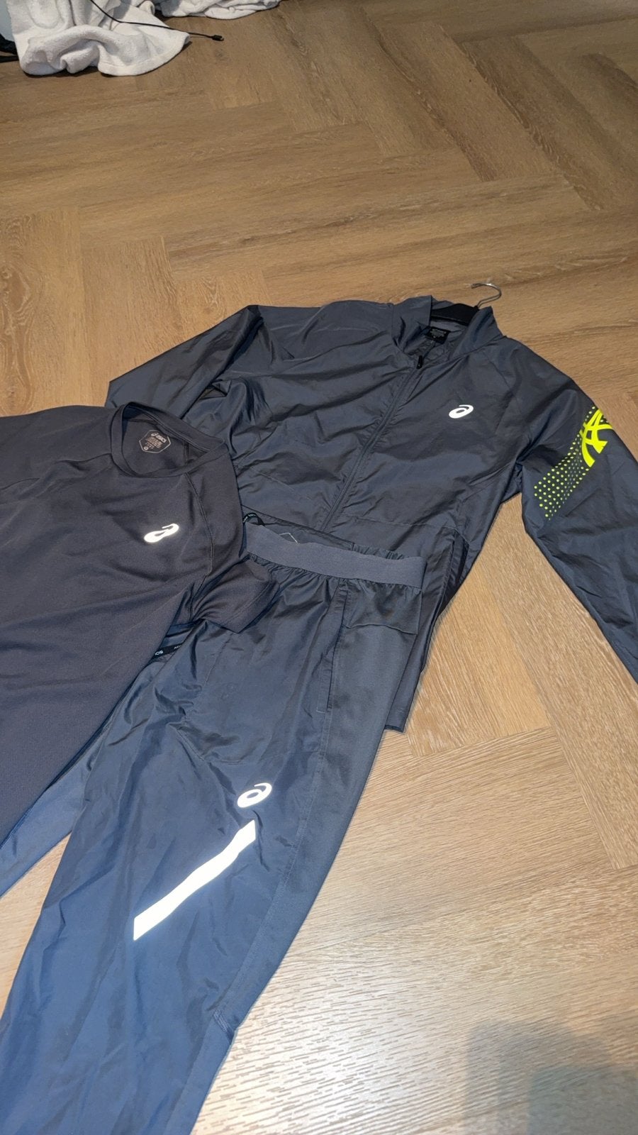 Asics trainingspak met T-shirt - Maat M, Maat 48/50 (M), Zwart, Ophalen of Verzenden, Zo goed als nieuw