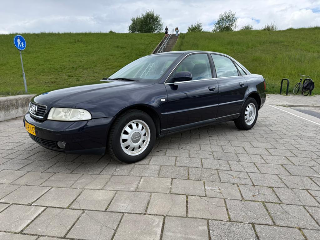 Audi A4 1.6 74KW AUTOMAAT CLIMA VREDESTEIN BANDEN, Auto's, Audi, Blauw, 1200 kg, 650 kg, Particulier