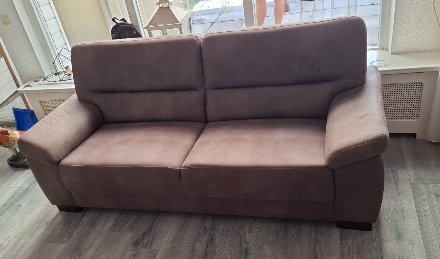 Zo goed als nieuwe suède grijs/bruine 2-zits bank, Ophalen, Modern, Comfortabel, 150 tot 200 cm, Tweepersoons