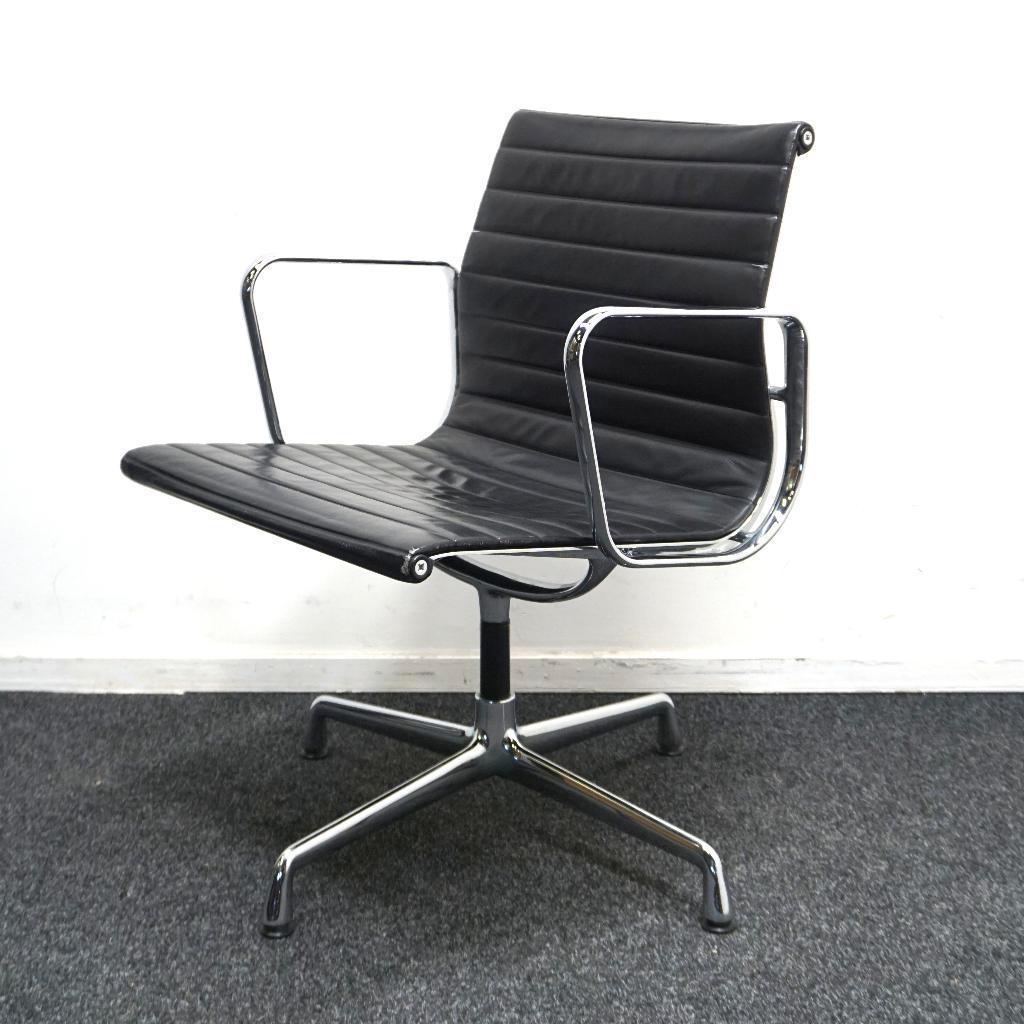 Vitra Eames EA 108 Design Vergaderstoel |Zwart Leer | Chroom, Huis en Inrichting, Stoelen, Gebruikt, -, Zwart, -