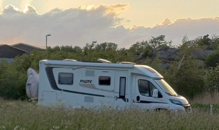 Foto 3 van Te koop: Prachtige, Pilote Essentiel P650 met Queensbed