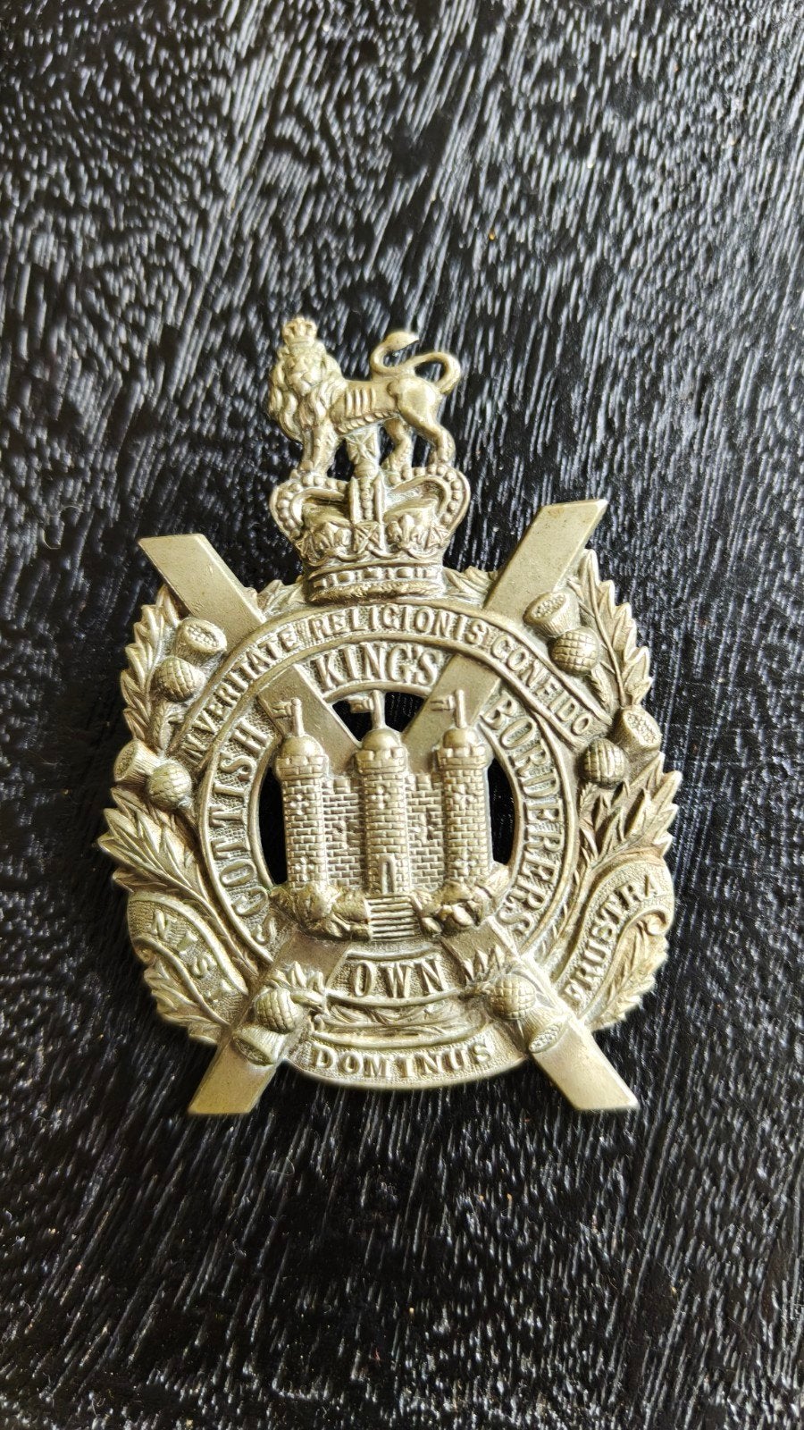 Mooie originele Victoriaanse capbadge KOSB 1881-1901., Ophalen of Verzenden, Landmacht, Engeland, Embleem of Badge