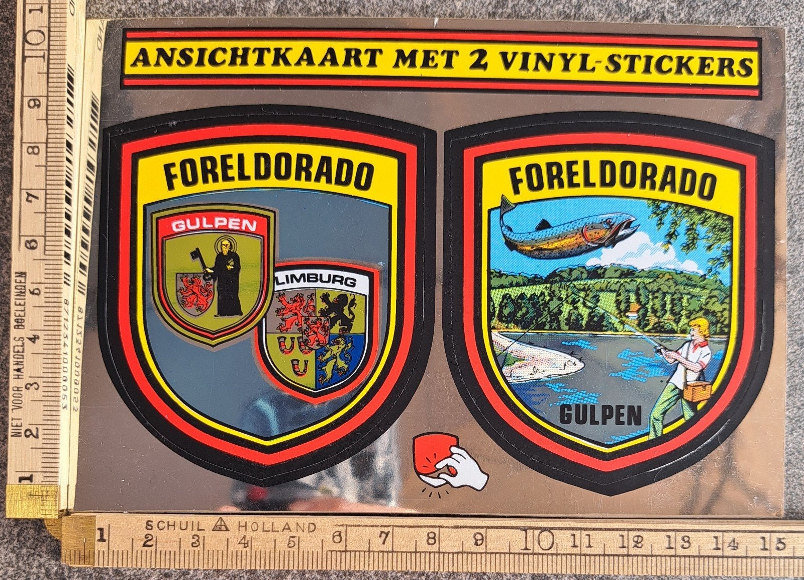 Vintage ansichtkaart met 2 vinyl Stickers Forel Dorado, Verzamelen, Stickers, Ophalen of Verzenden, Zo goed als nieuw