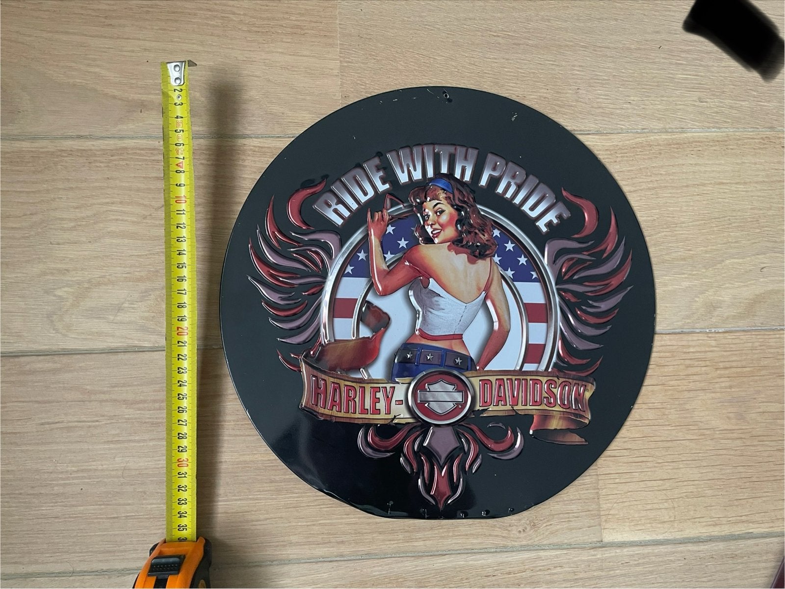 Harley-Davidson 'Ride with Pride' metalen wanddecoratie, Verzamelen, Ophalen of Verzenden, Zo goed als nieuw, Motoren