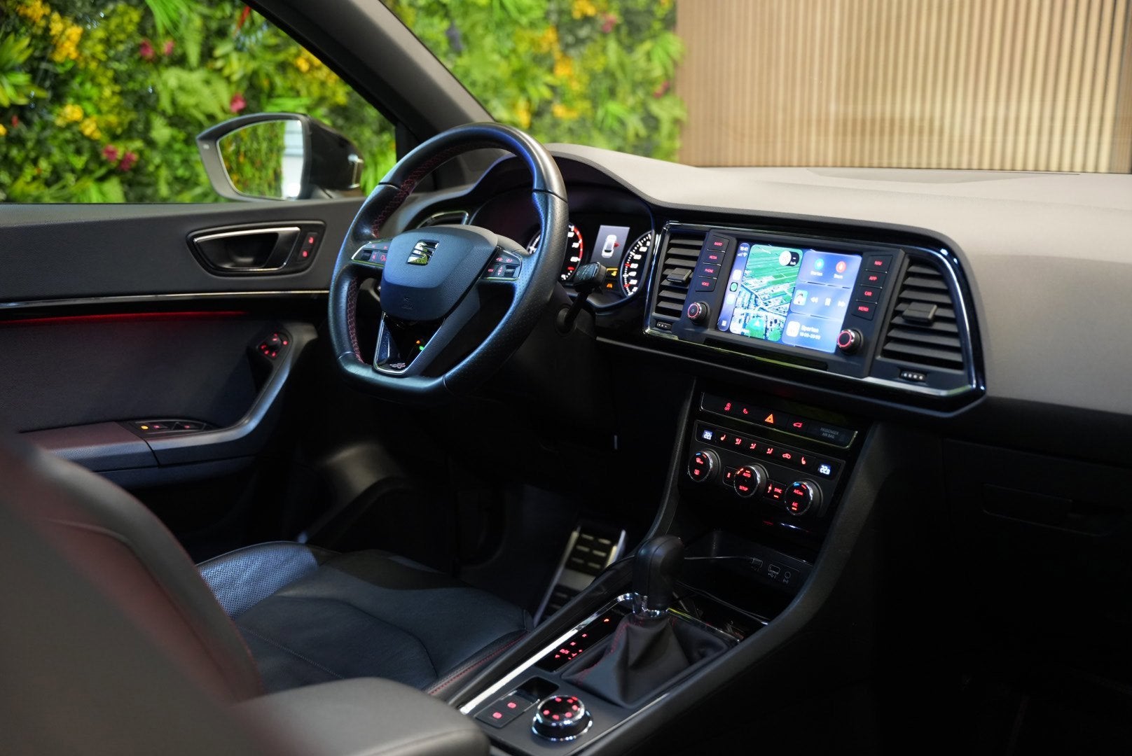 SEAT Ateca 2.0 EcoTSI FR 4DRIVE / Trekhaak / Camera / Cruise, Auto's, Automaat, Dealer onderhouden, Gebruikt, Zwart