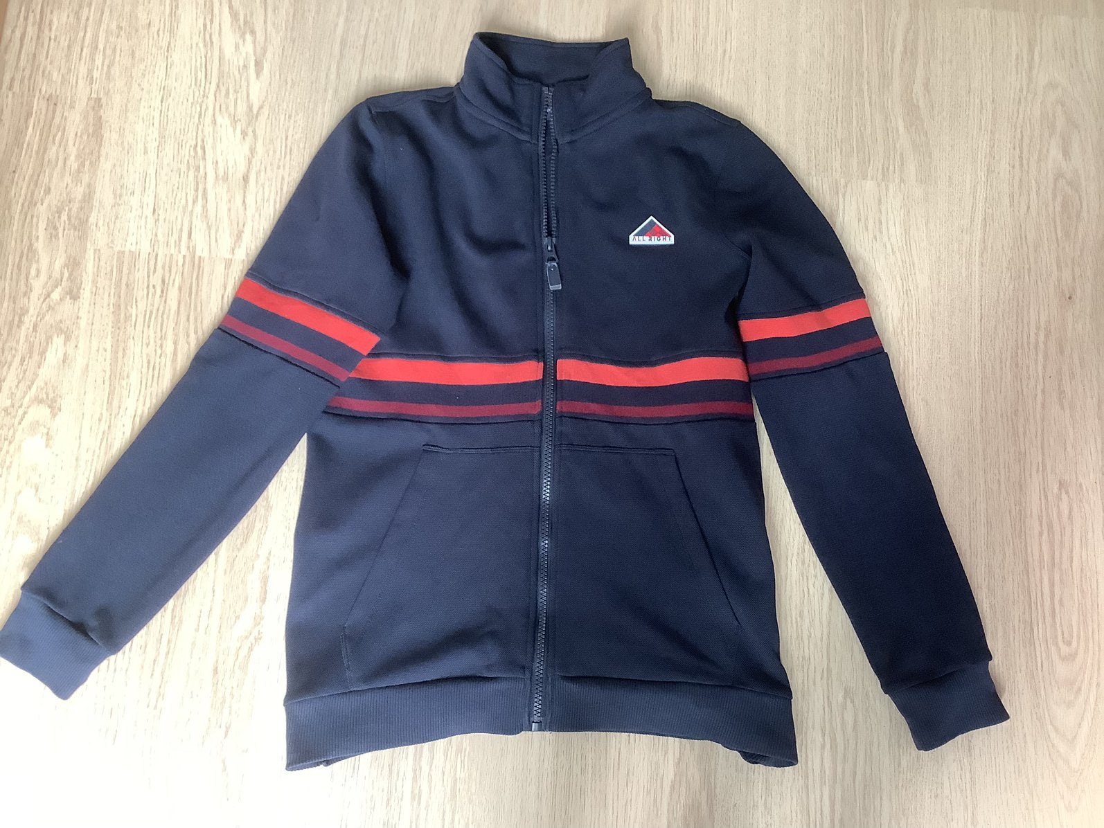 mooi donkerblauw vest met rood/oranje strepen maat 152, Ophalen of Verzenden, Zo goed als nieuw, Jongen, Trui of Vest